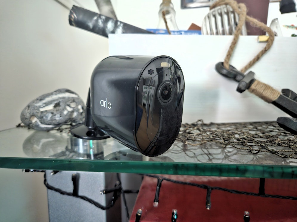 Eigentlich für den Außeneinsatz gedacht, aber im Innenraum getestet: Die Arlo Pro 5 beeindruckt technisch.