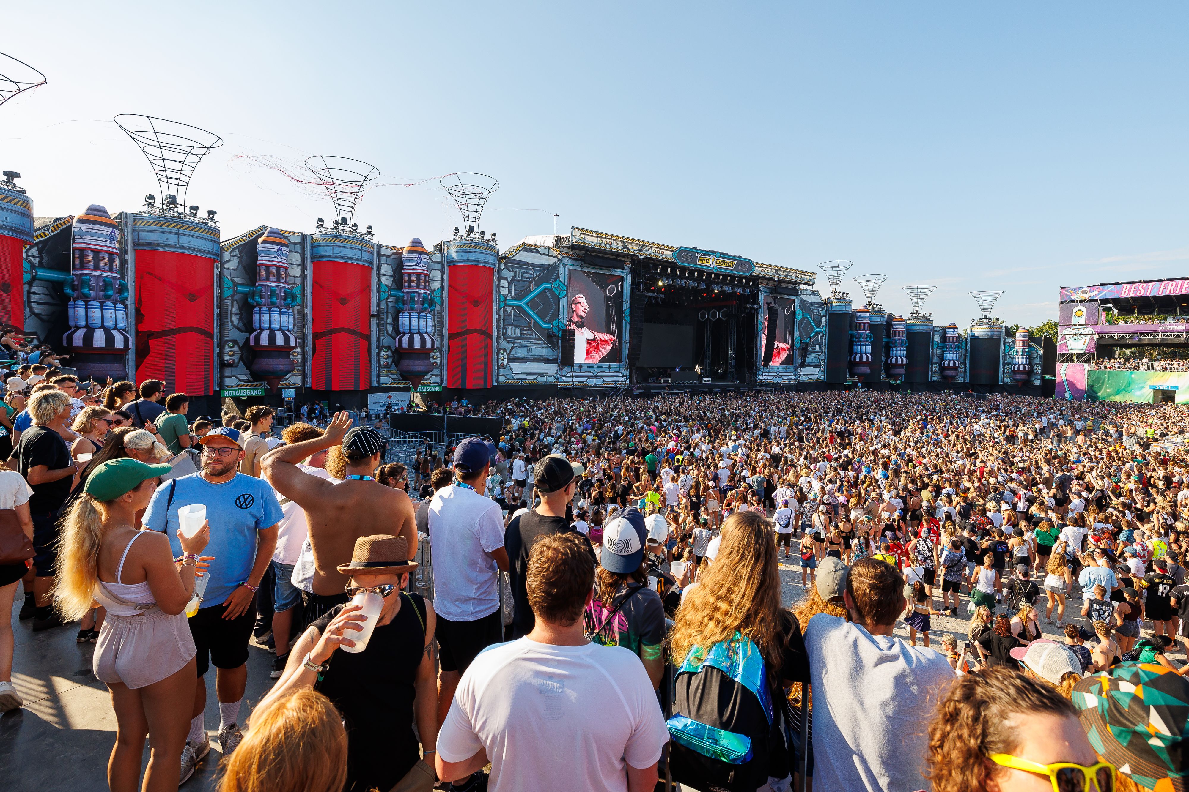 Weil unzählige Mitarbeiter vor einer Razzia flüchteten, drohte kurzzeitig der Abbruch.