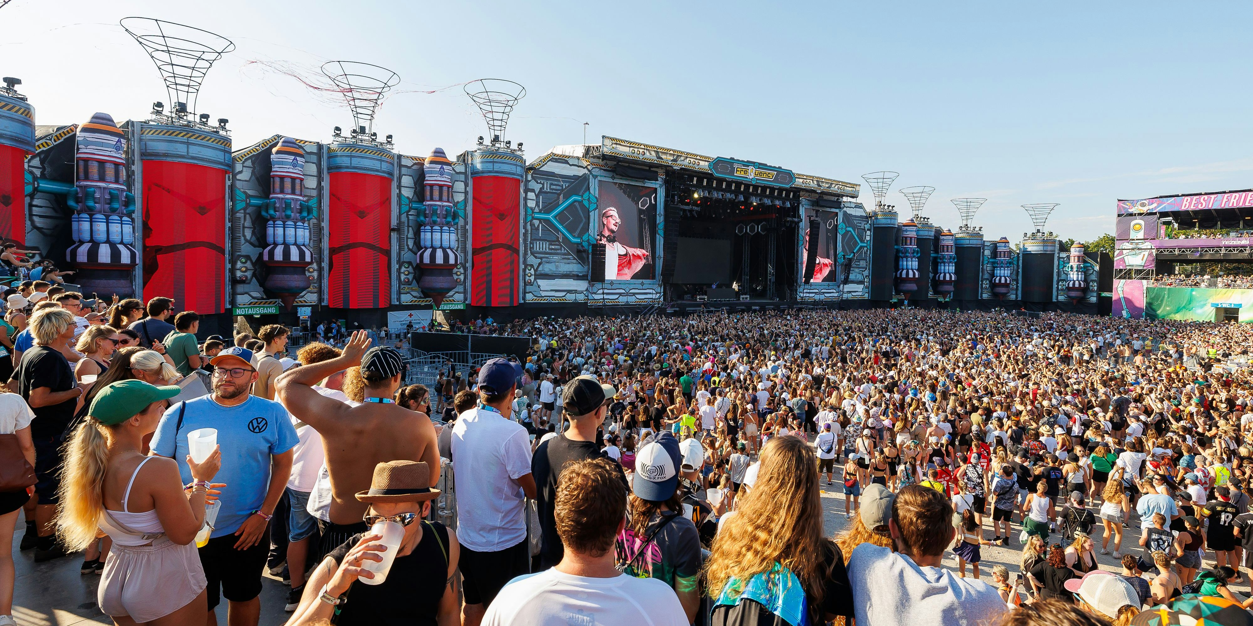 Weil unzählige Mitarbeiter vor einer Razzia flüchteten, drohte kurzzeitig der Abbruch.