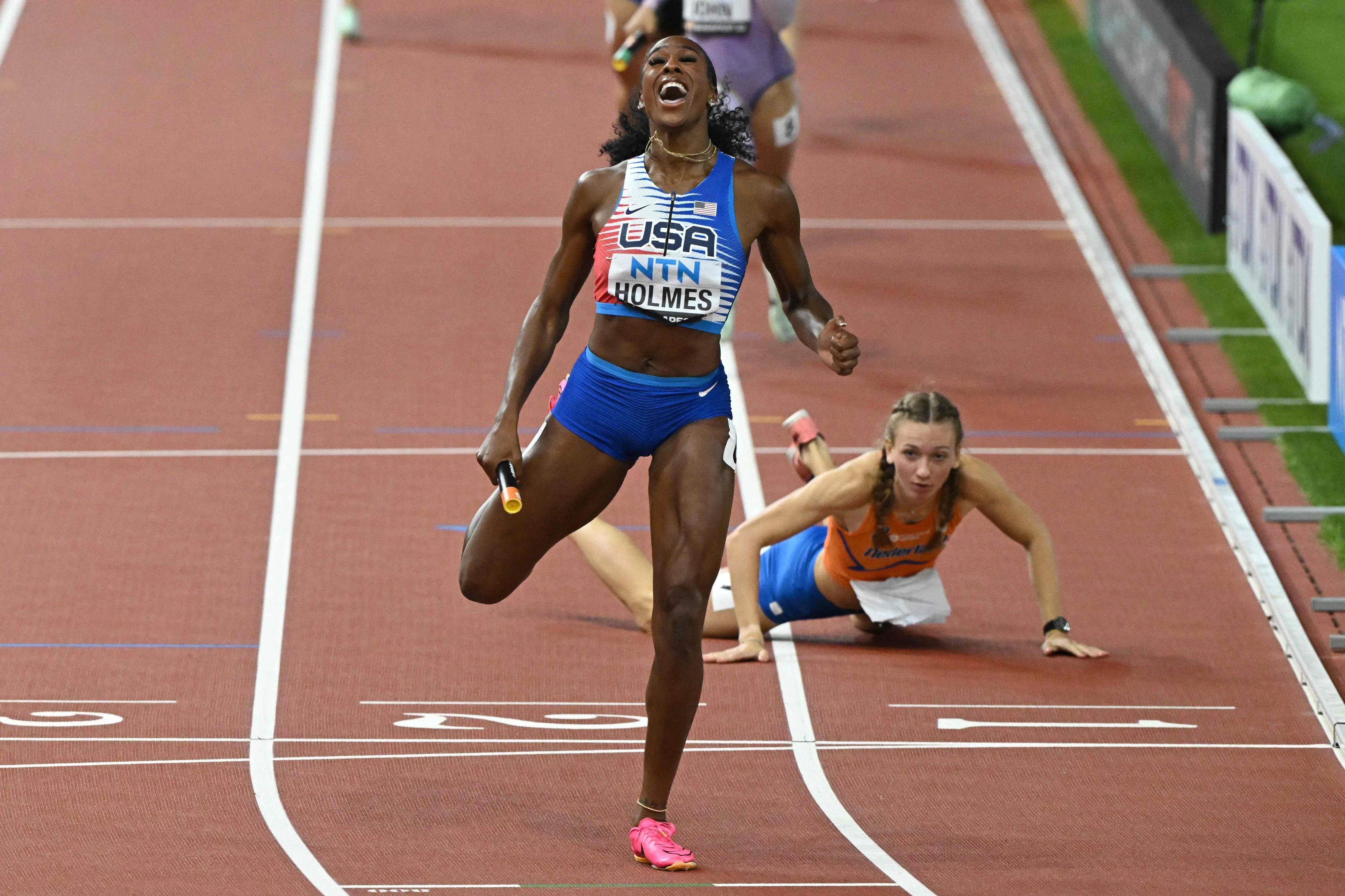 Femke Bol stürzt auf dem Weg zu WM-Gold.