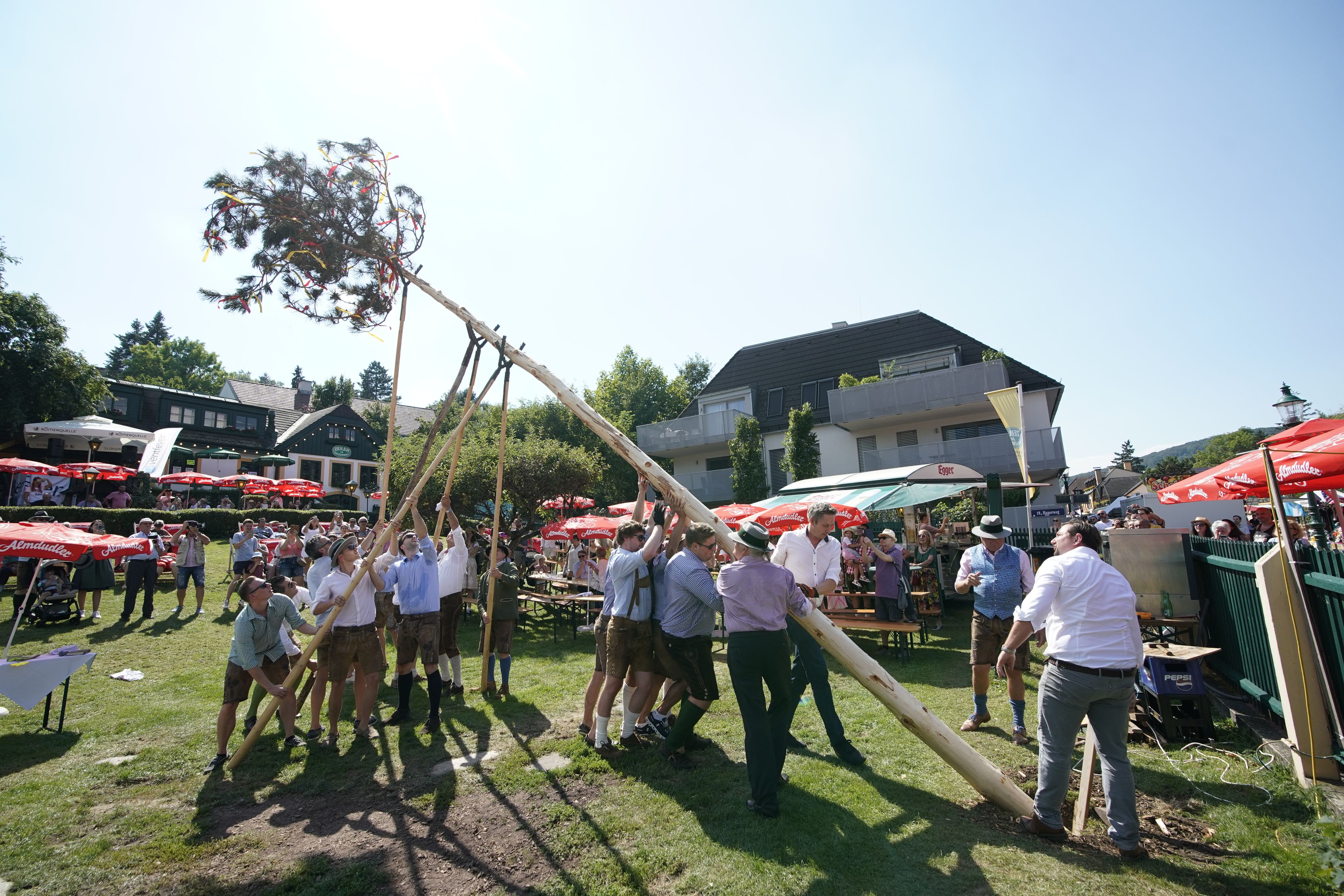 Der traditionelle Hiatabaum ist ein Symbol der Neustifter Weinbauern. Er wurde gesegnet, auf Schultern getragen und im Anschluss aufgestellt.