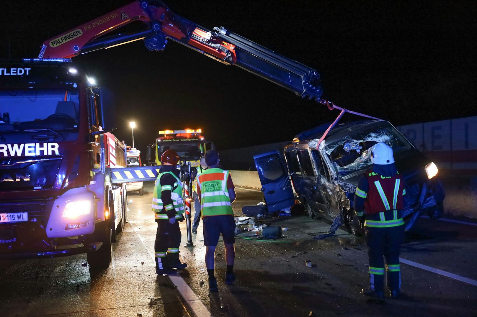 Beide Fahrzeuge überschlugen sich beim Unfall, ein Lenker war eingeklemmt. 