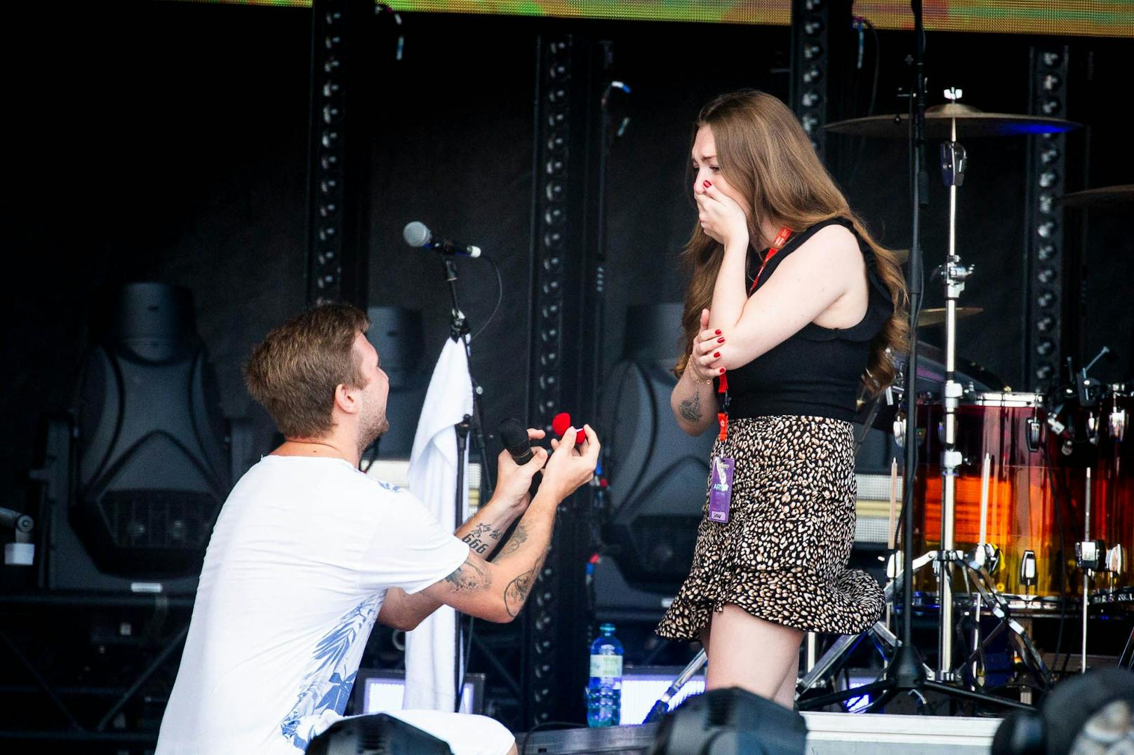 Patrick machte seiner Freundin auf der Bühne einen Heiratsantrag.