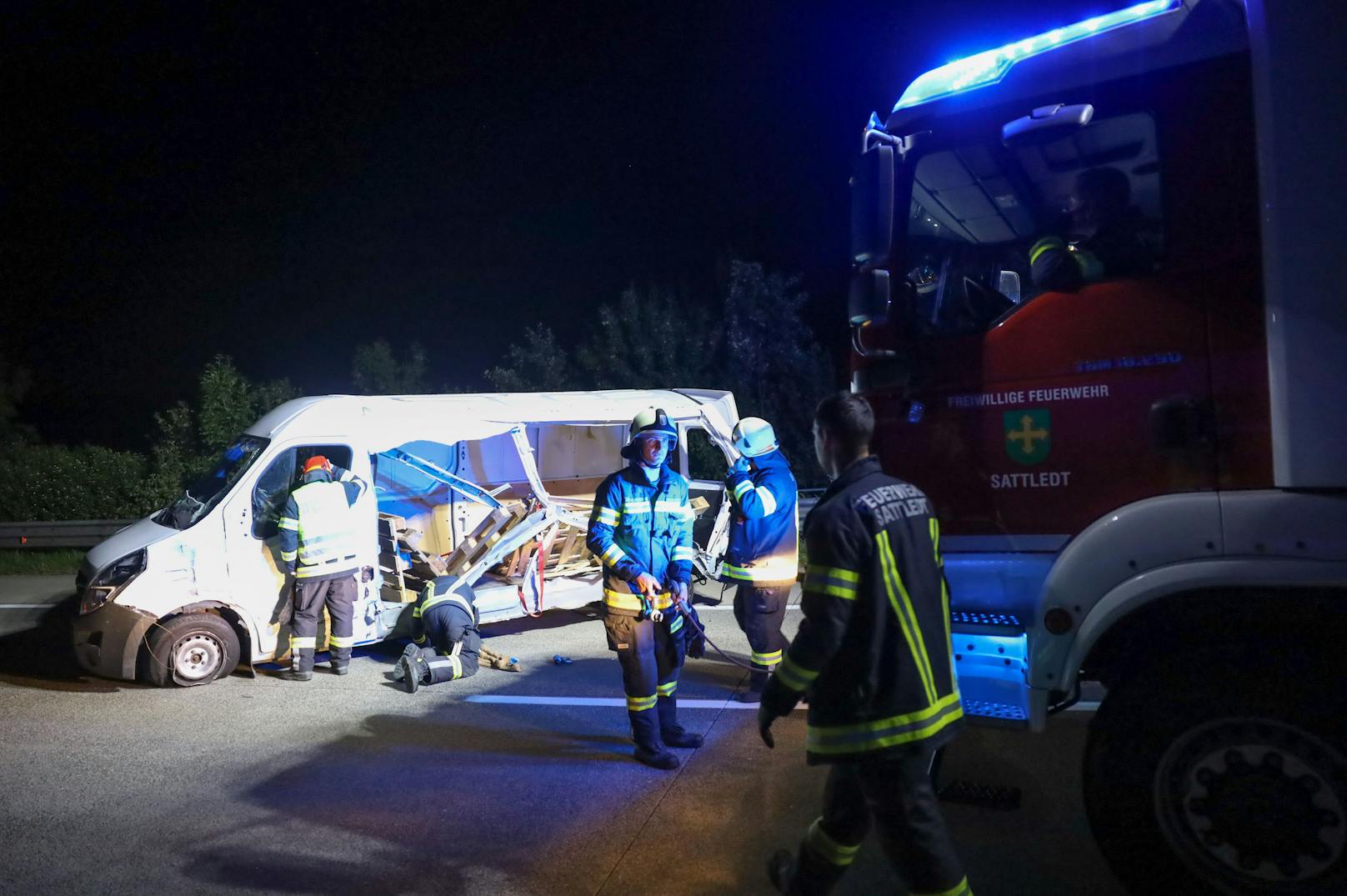 Beide Fahrzeuge überschlugen sich beim Unfall, ein Lenker war eingeklemmt. 