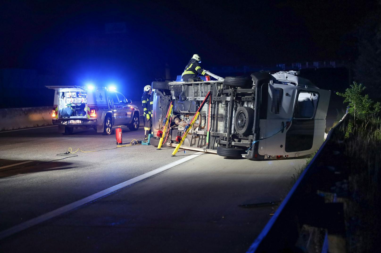 Kleinbus überschlagen – 8 Verletzte bei Crash auf A1