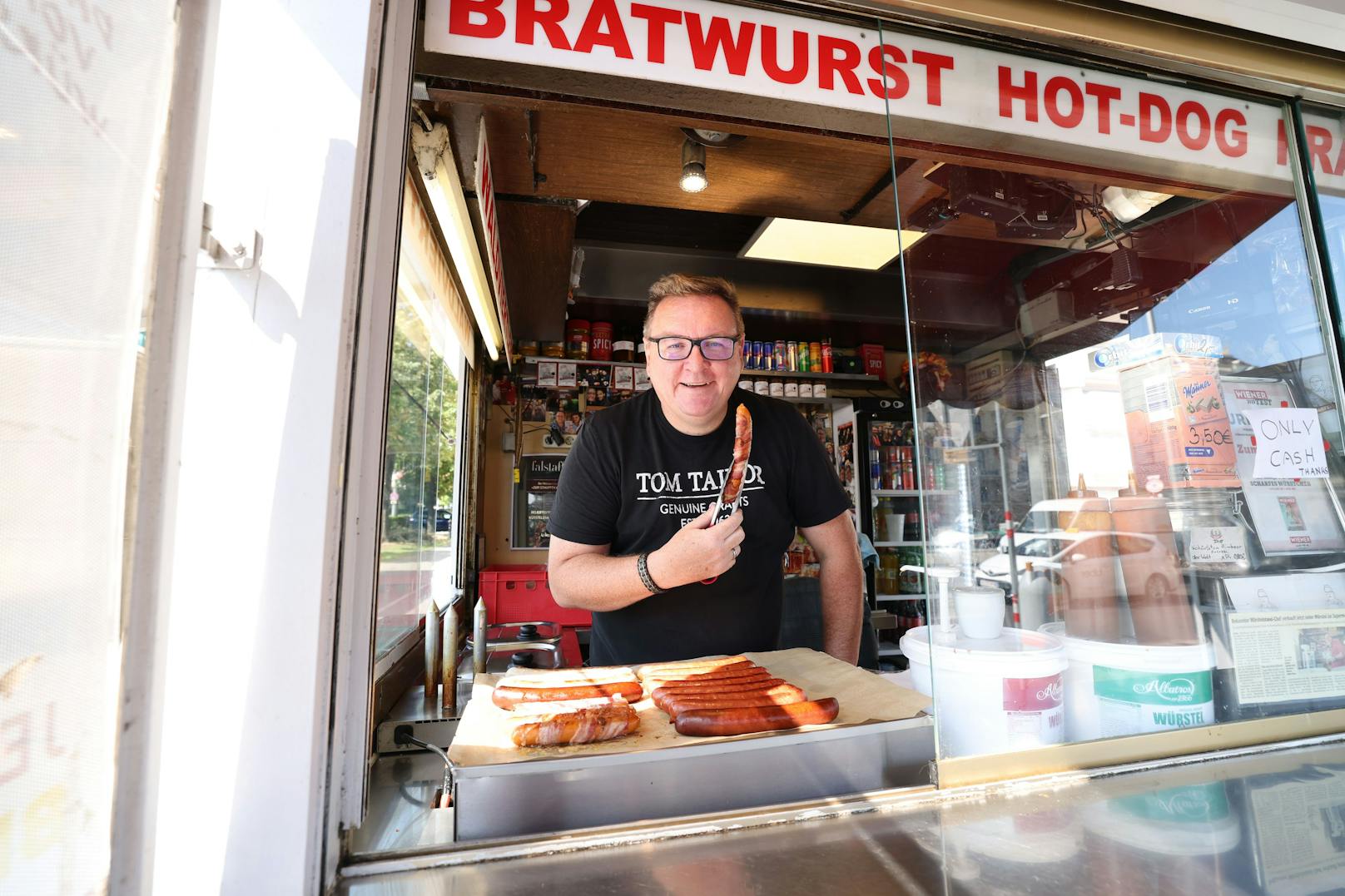 Rene Kachlir (46) serviert die speckumrandeten Snacks an seinem Stand am Schwarzenbergplatz.