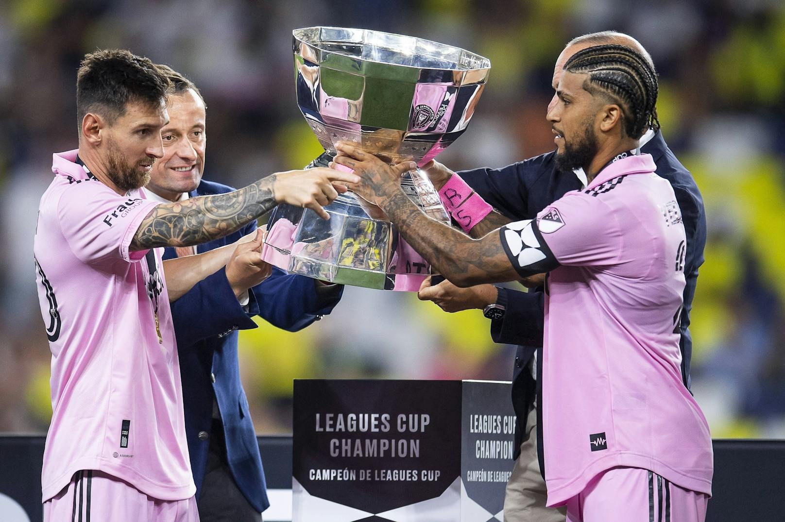 Lionel Messi zeigt auf Kapitän Deandre Yedlin, der den Pokal zuerst halten soll.