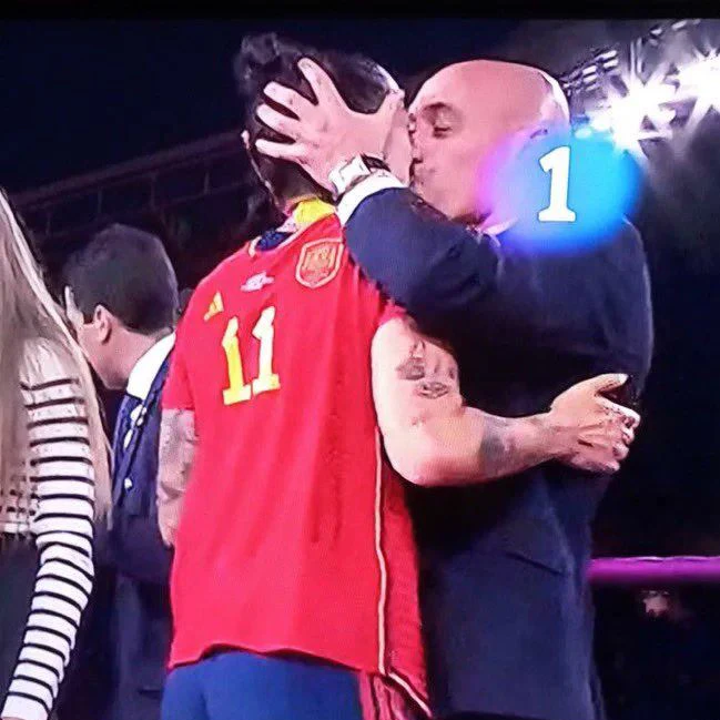 Luis Rubiales küsst Jennifer Hermoso