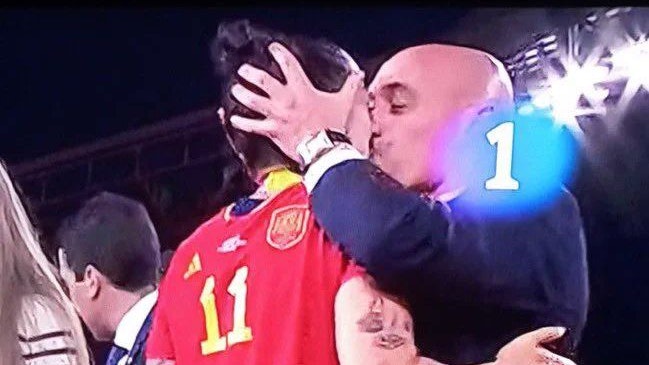 Luis Rubiales küsst Jennifer Hermoso