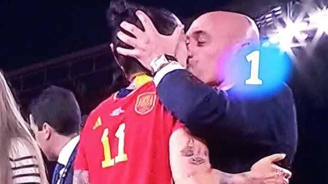 Luis Rubiales küsst Jennifer Hermoso