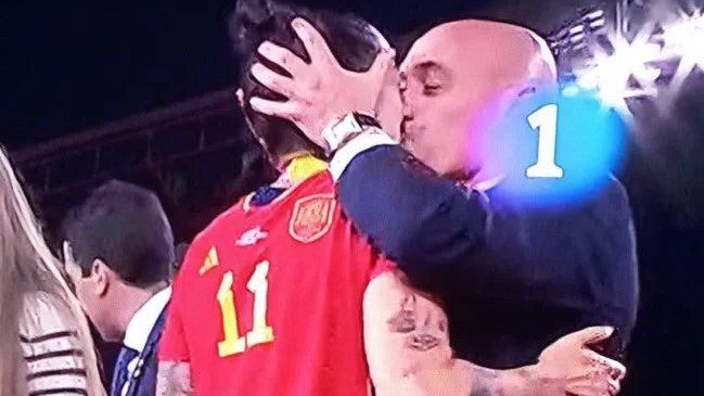 Luis Rubiales küsst Jennifer Hermoso