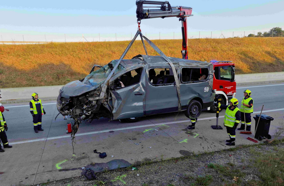 Kleinkind (11 Monate) bei Unfall auf A5 aus Wagen geschleudert - tot