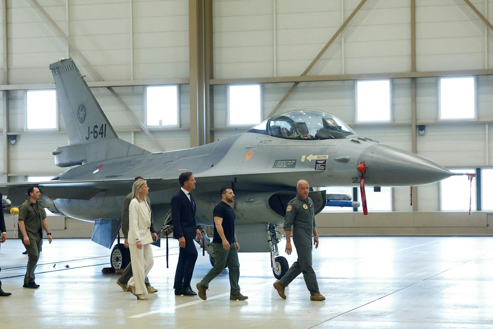 Der ukrainische Präsident Wolodymyr Selenskyj und der niederländische Premierminister Mark Rutte gehen in der Nähe einer F-16 in Eindhoven.