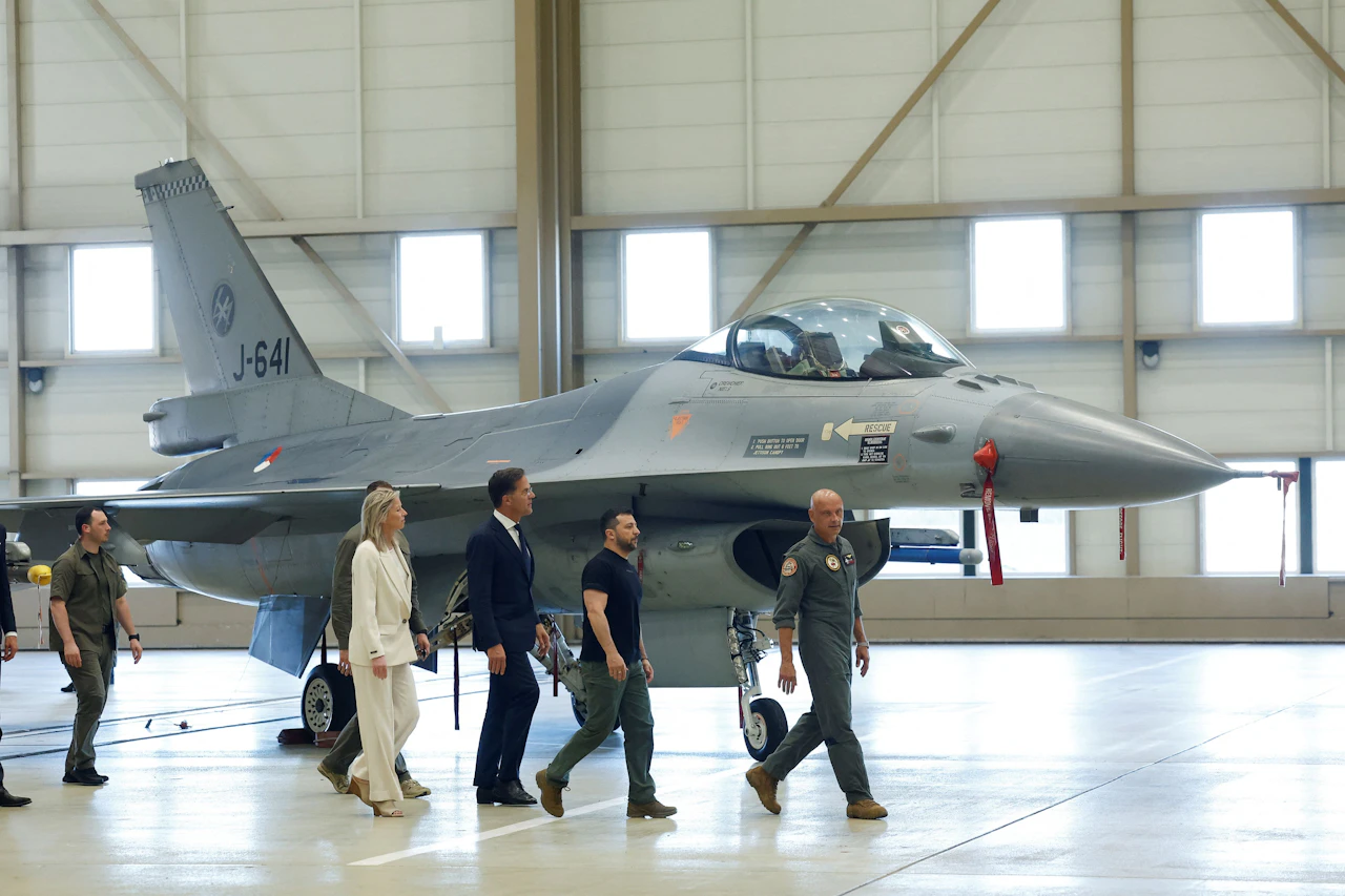 Heute.at - Niederlande und Dänemark senden Ukraine F-16-Kampfjets