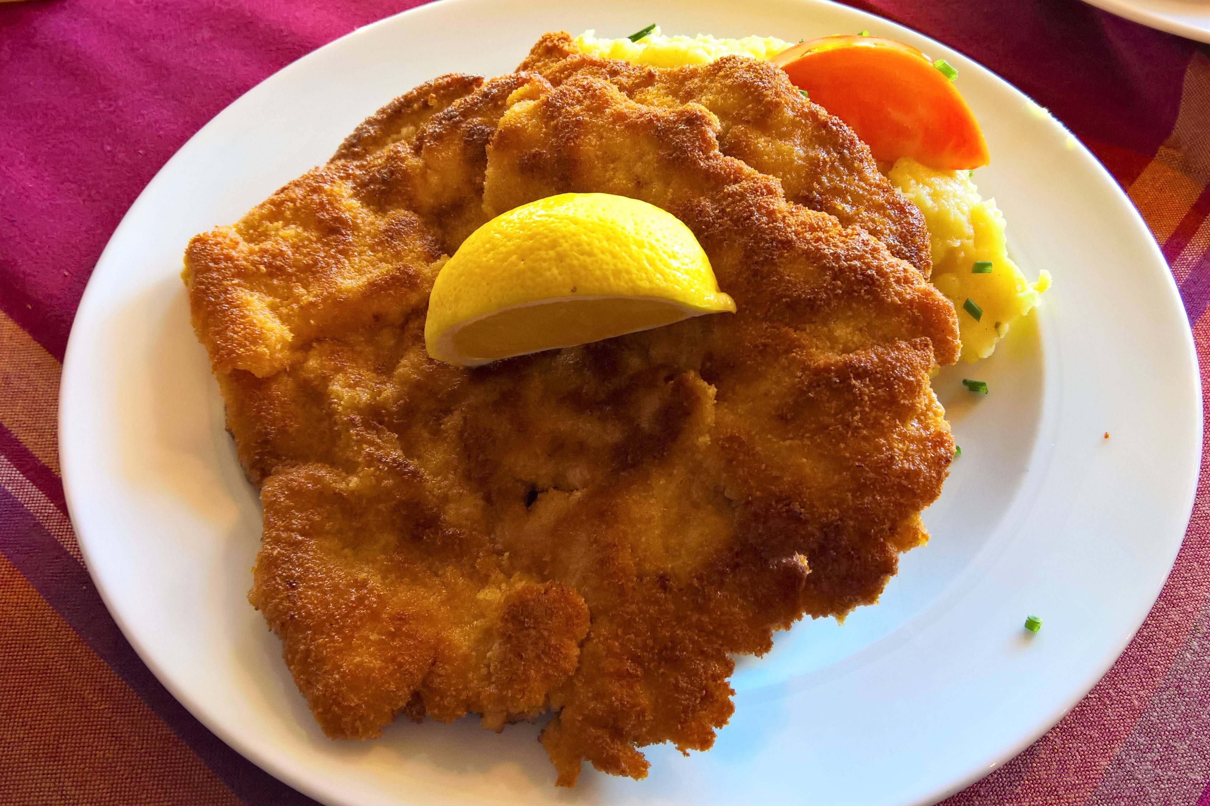 Ein Wiener Schnitzel mit Kartoffelsalat. Bald könnte der Klassiker aus Österreich empfindlich teurer werden.&nbsp;