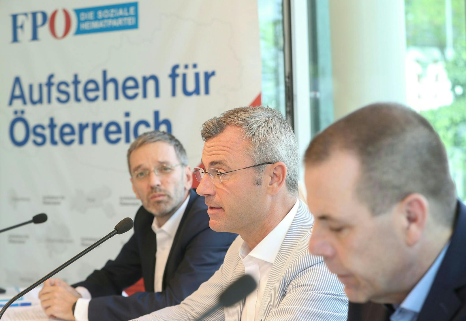 Harald Vilimsky (rechts) soll sich laut "Spiegel"-Bericht auf FPÖ-Kosten persönlich bereichert haben.