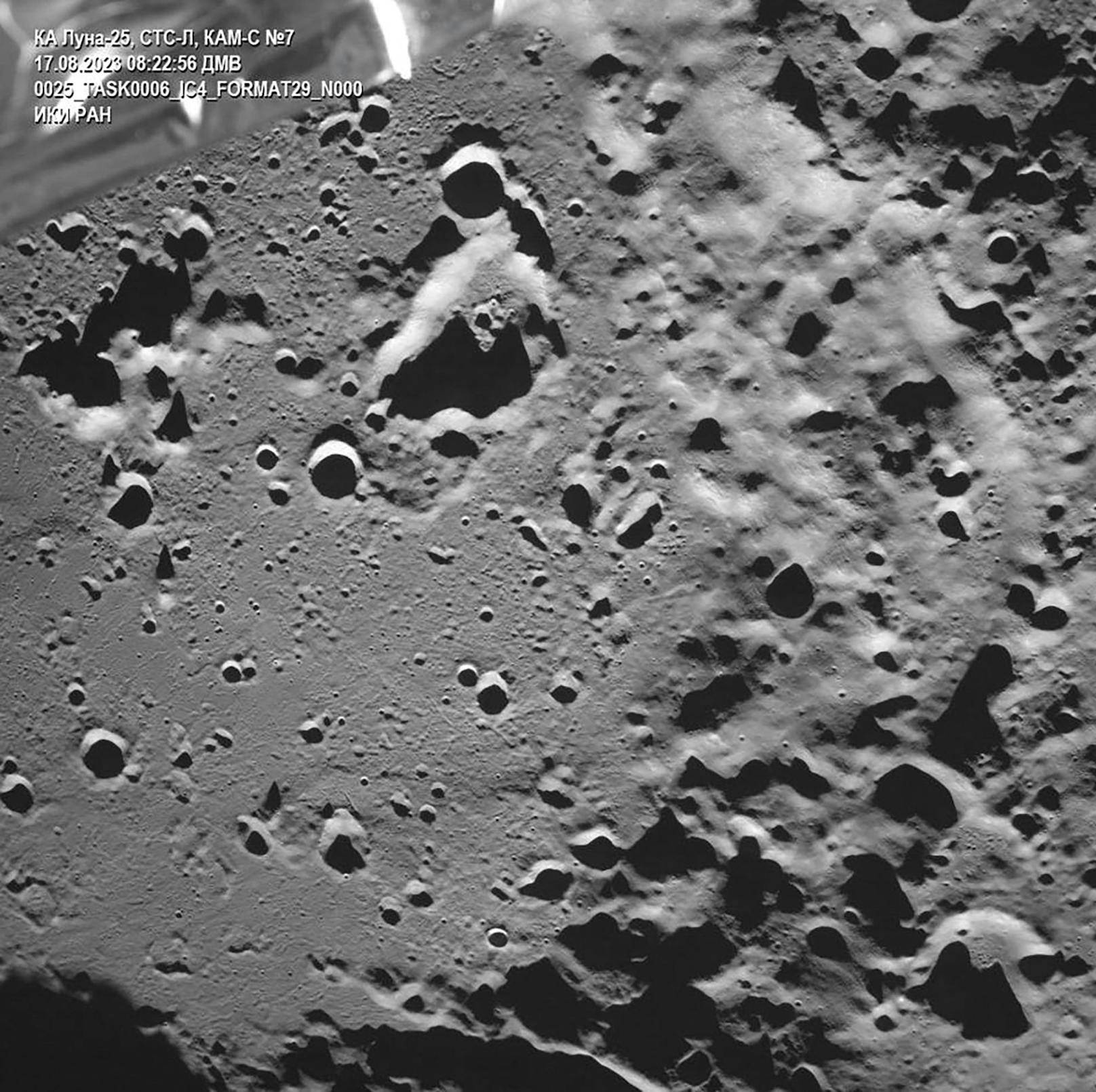 Am 17. August hatte Roskosmos noch dieses von Luna-25 aufgenommene Bild des Zeeman-Kraters auf der "dunklen Seite des Mondes" veröffentlicht.