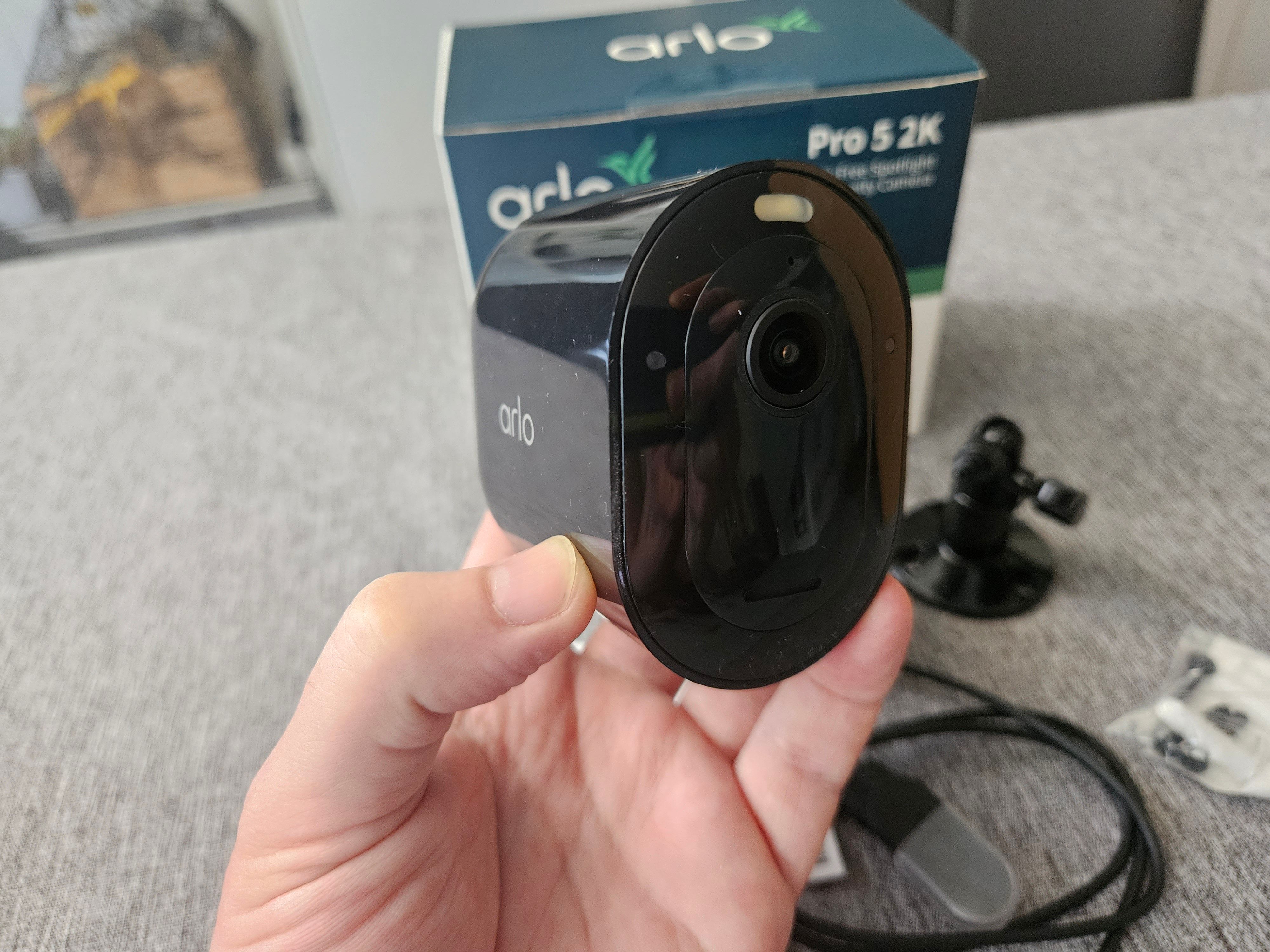 Arlo Pro 5 im Test – das unscheinbare Ding hat extrem viele gute Kamera-Funktionen drauf und funktioniert kabellos.