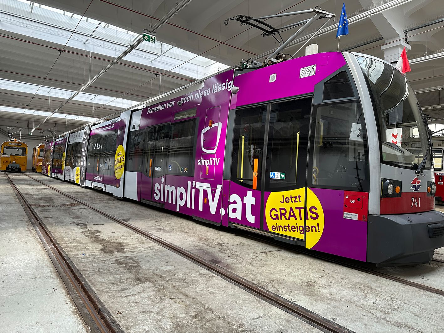 simpliTV feiert 10-jähriges Firmenjubiläum und tourt mit gebrandeter Straßenbahn quer durch Wien.