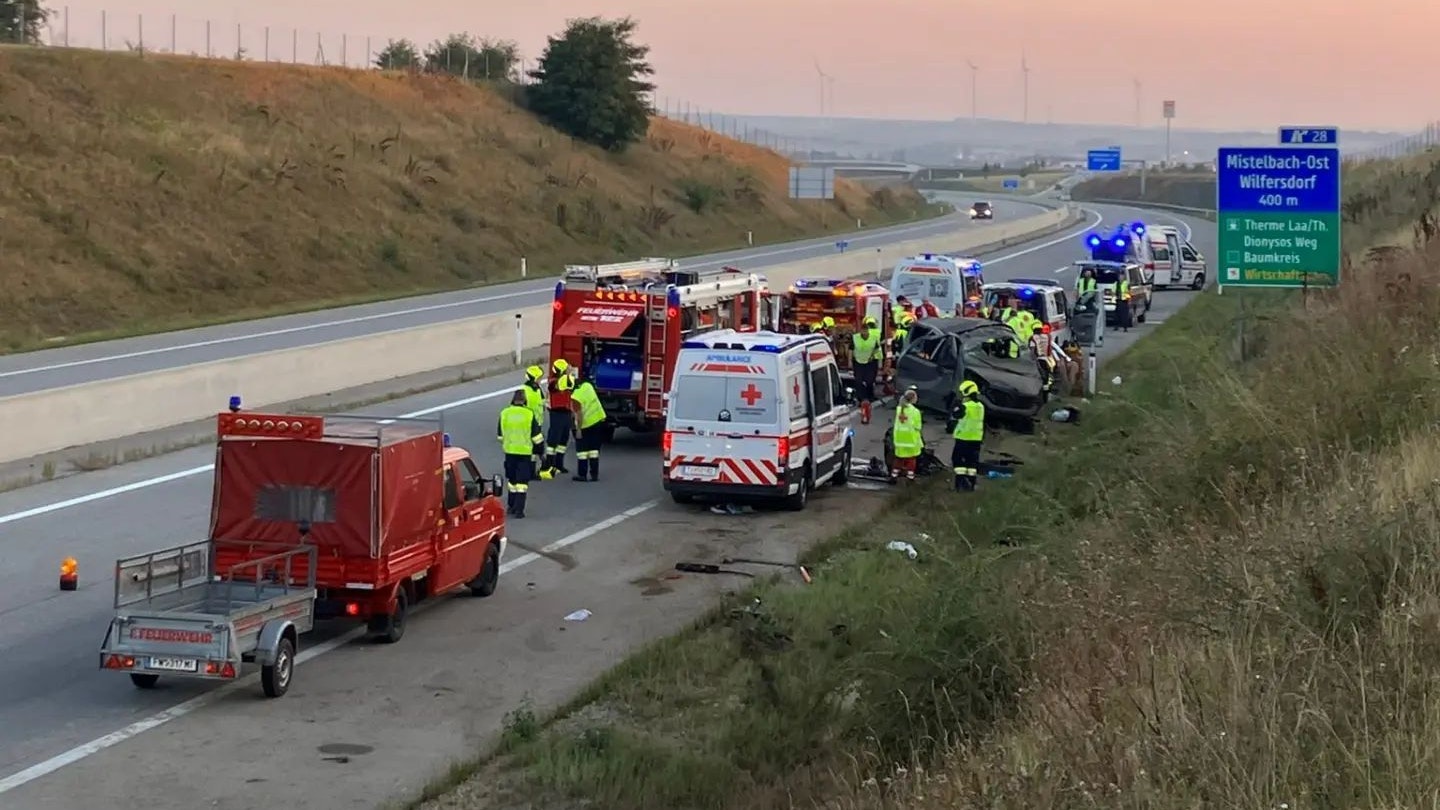 Tödlicher Kleinbus-Unfall auf der A5 in den Morgenstunden des 20. August 2023. Ein Kind kam dabei ums Leben.