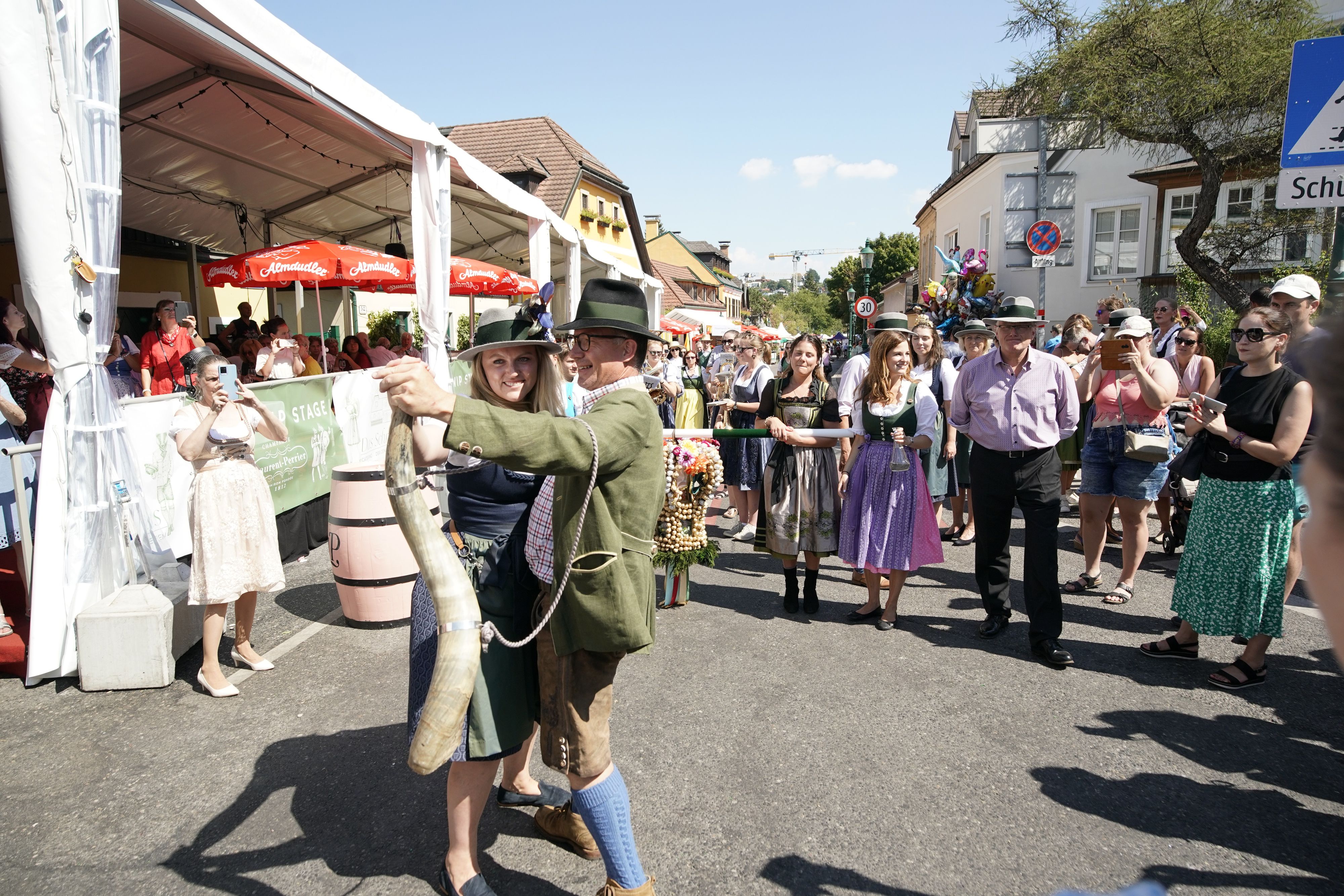 Wein, Weib und vielleicht auch Gesang beim Neustifter Kirtag.