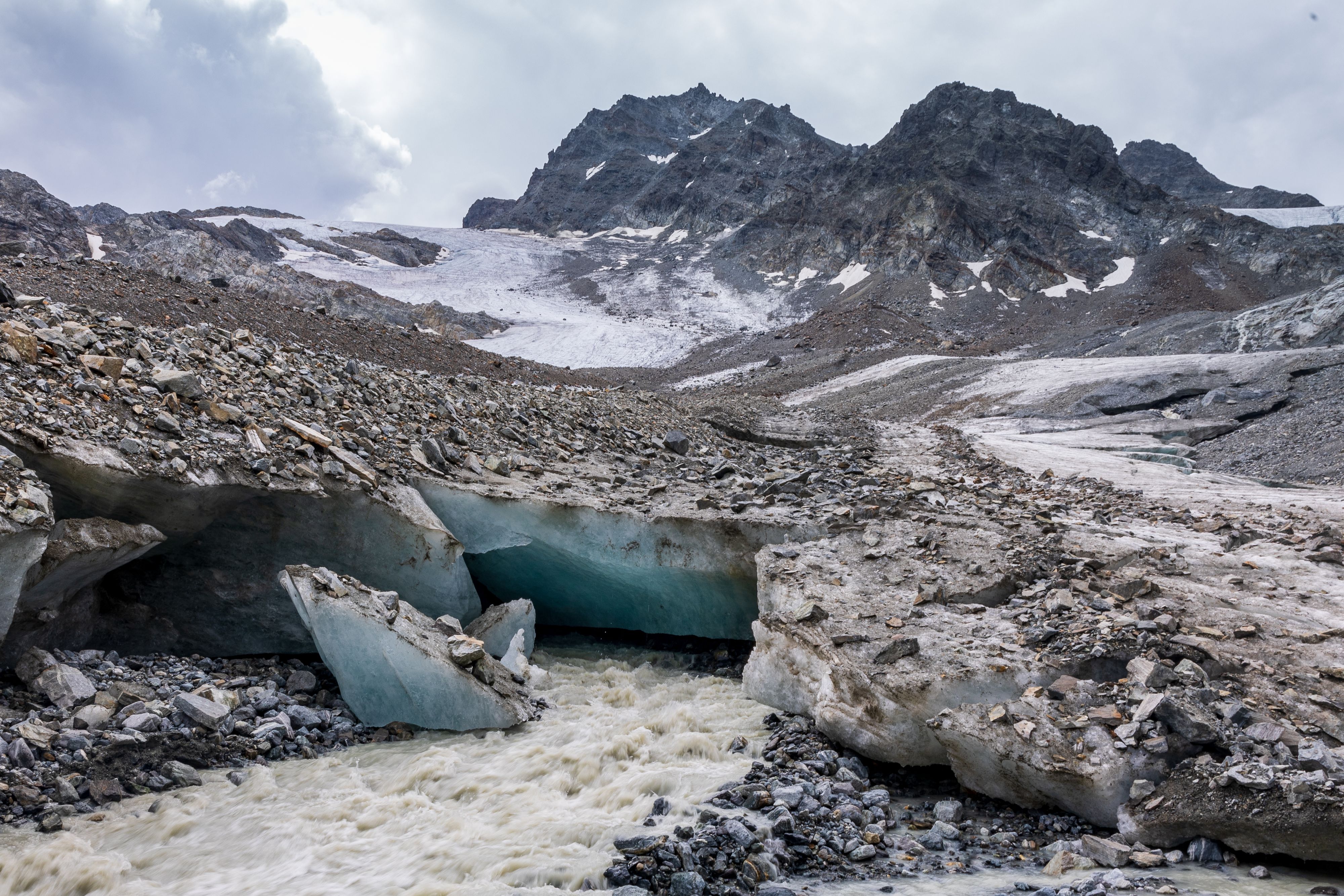 Das Schmelzwasser sammelt sich unter den Eismassen. Die gesamte hochalpine Landschaft um den einst massiven Eiskörper des Tiroler Jamtalgletschers ist in Bewegung.