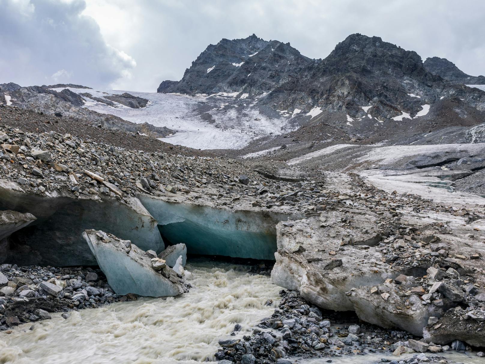 Das Schmelzwasser sammelt sich unter den Eismassen. Die gesamte hochalpine Landschaft um den einst massiven Eiskörper des Tiroler Jamtalgletschers ist in Bewegung.