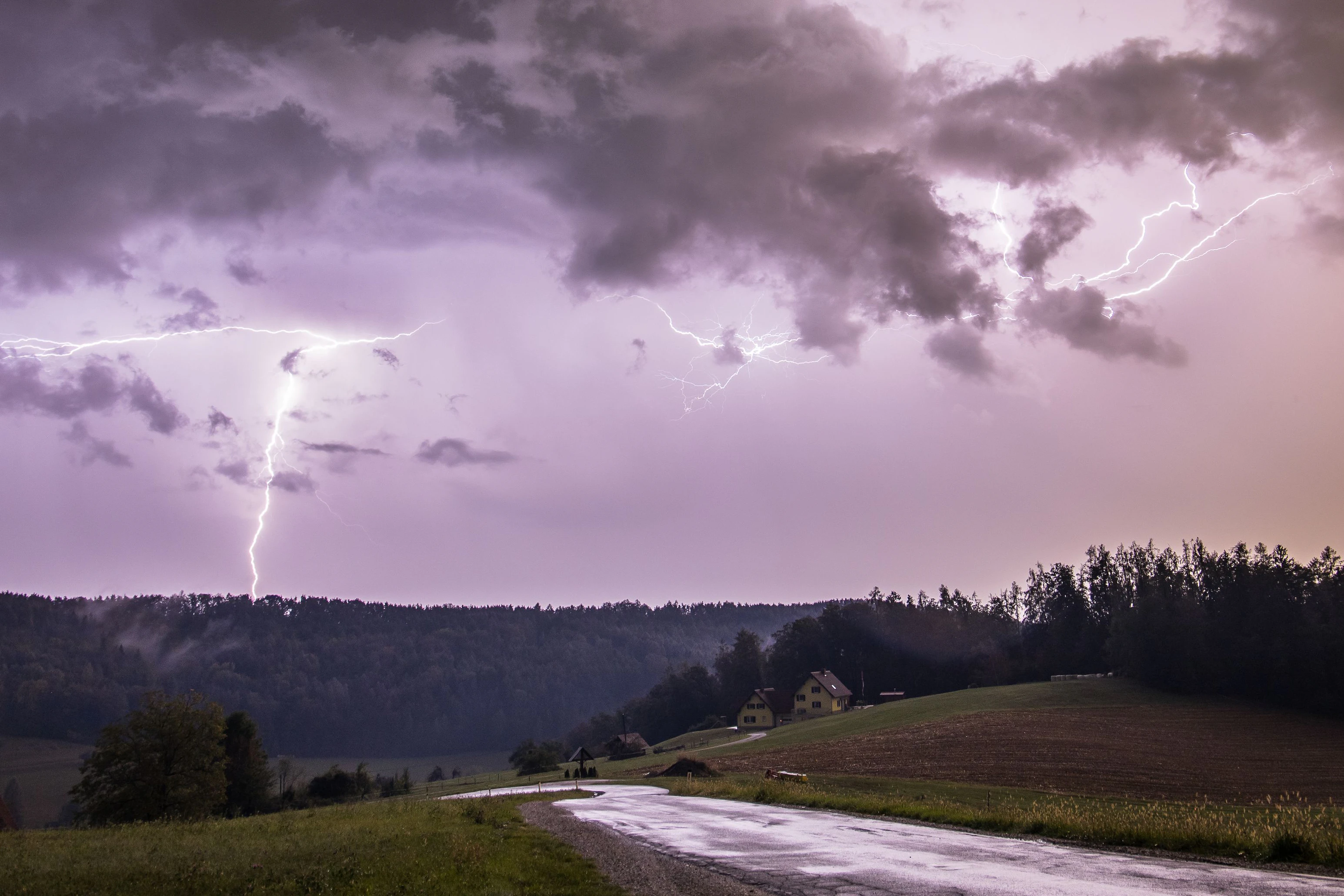 Trotz der brütenden Hitze sind in den kommenden Tagen vereinzelt Hitzegewitter möglich. Symbolbild. 