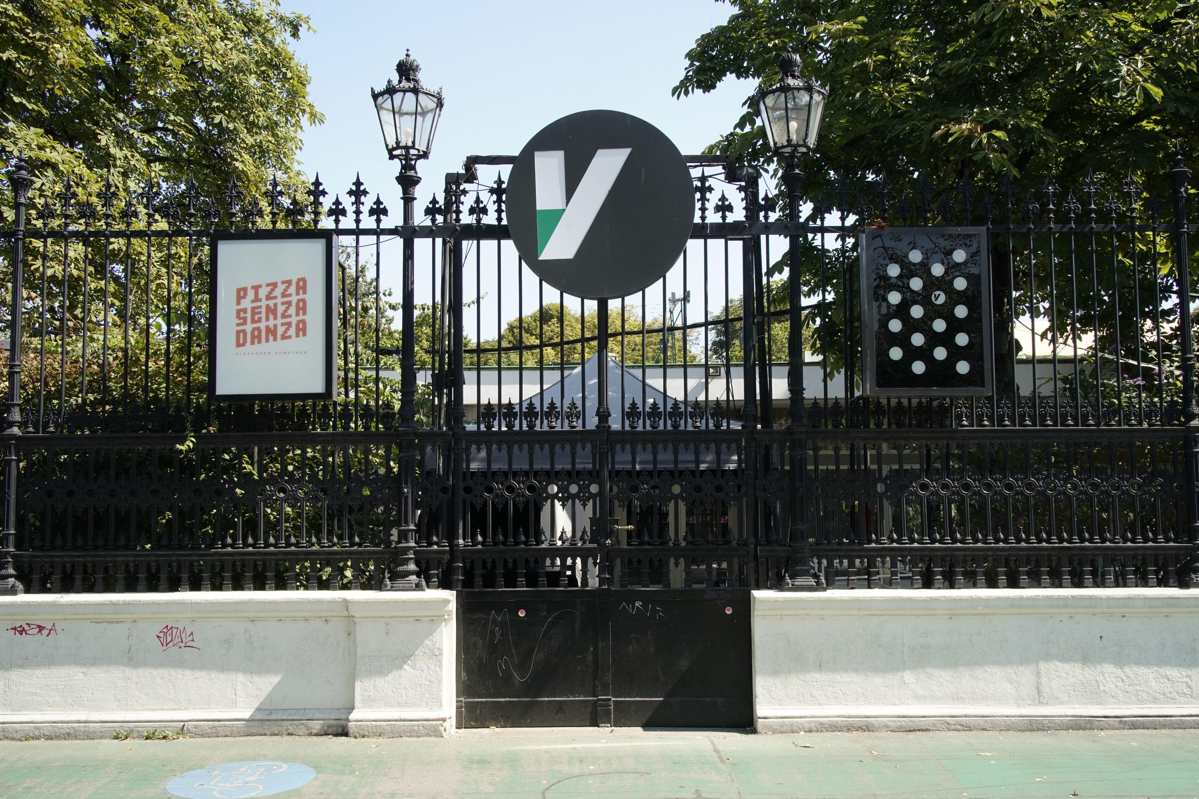 Tatort: Volksgarten-Eingang am Wiener Ring. 