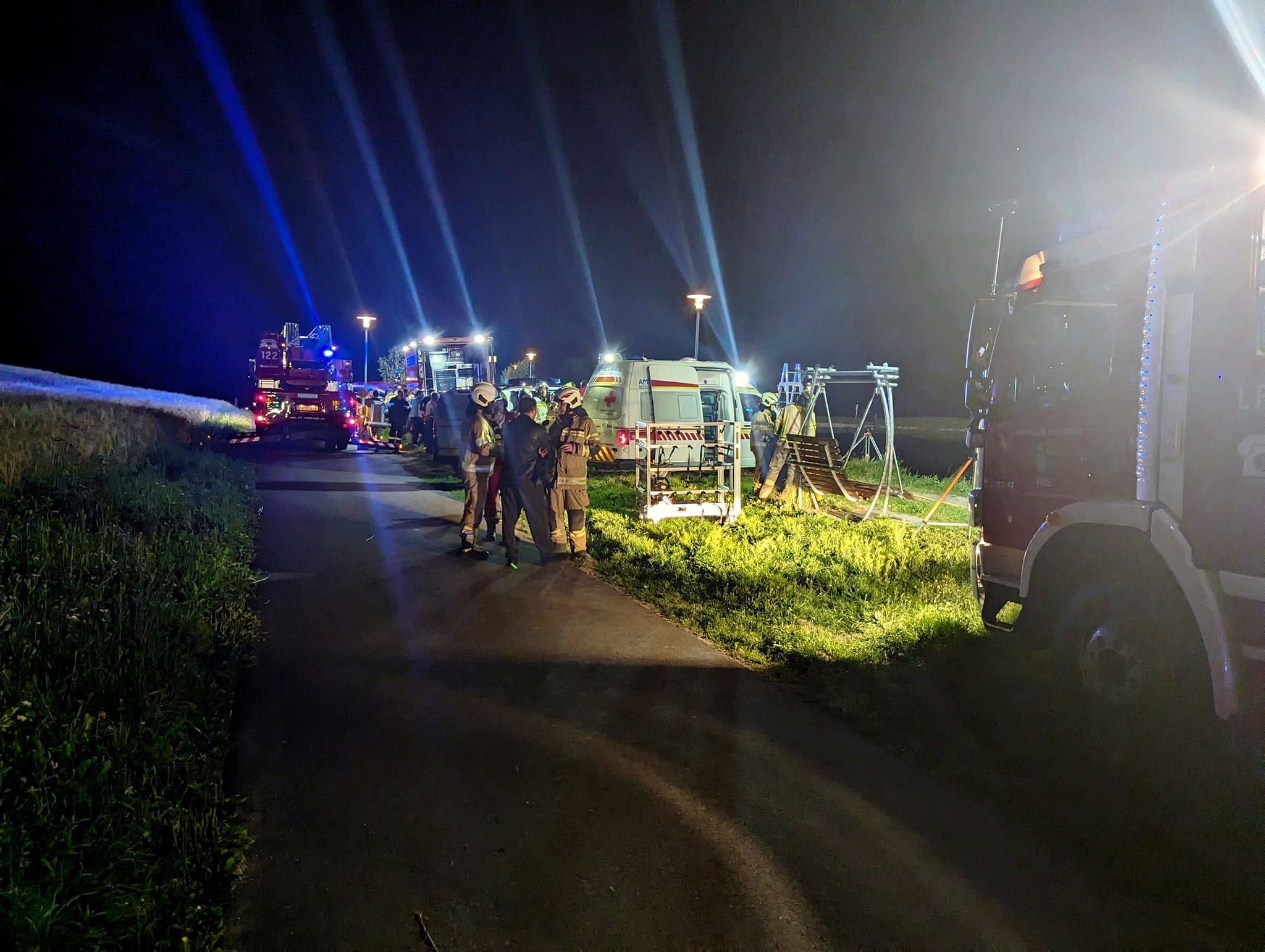 Insgesamt standen mehrere Dutzend Einsatzkräfte im Einsatz. 