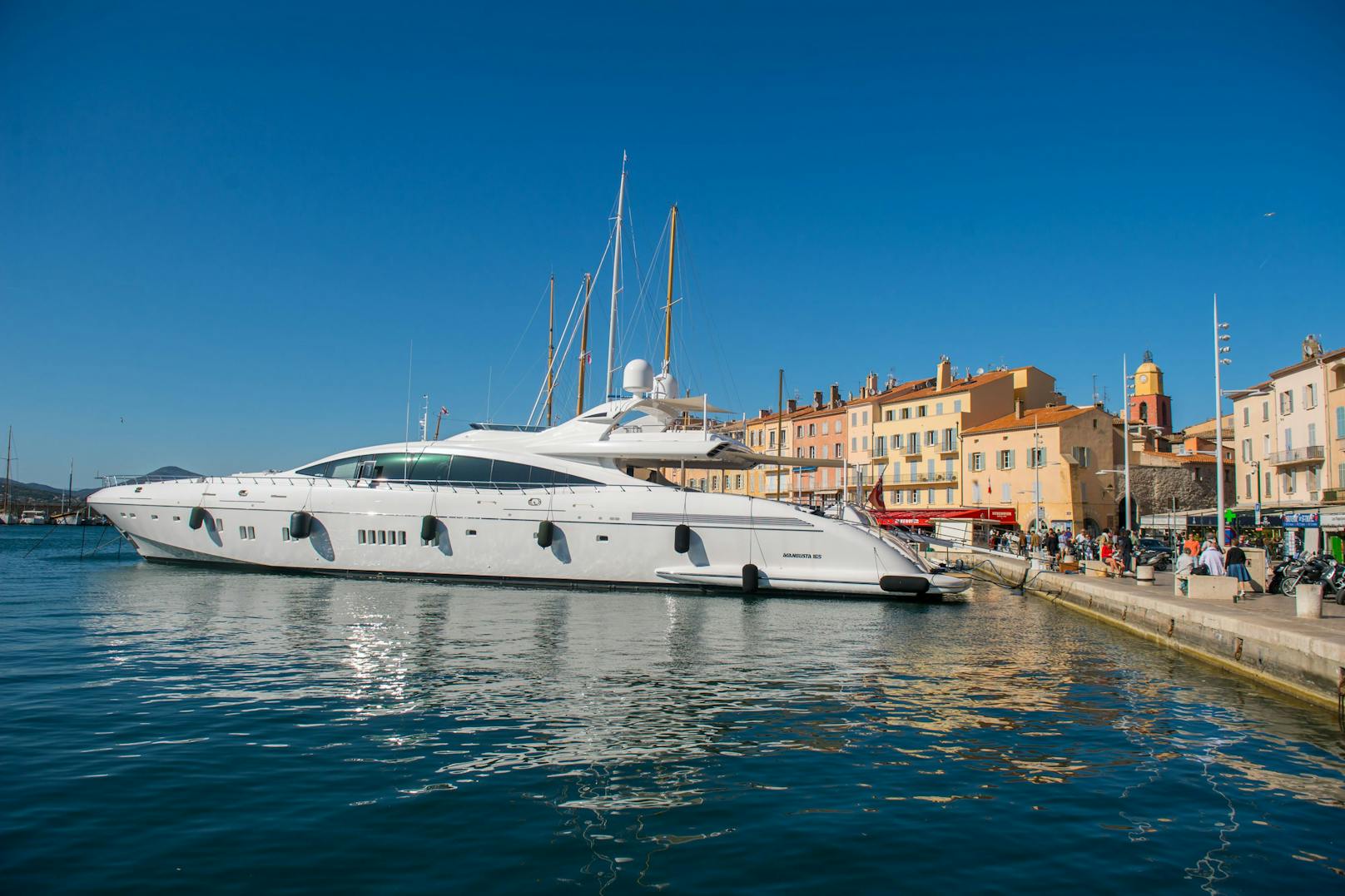 St. Tropez gilt mit seinen pompösen Yachten als Luxus-Urlaubsort.