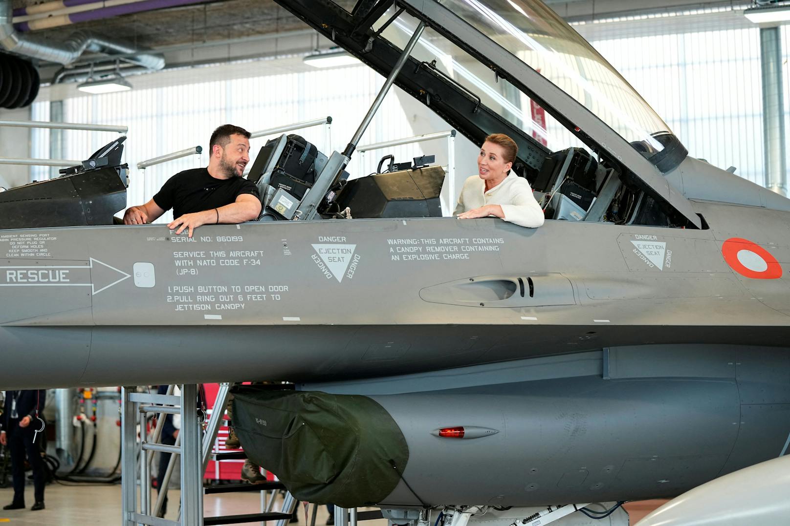 Wolodimir Selenski  und die dänische Premierministerin Mette Frederiksen in einem F-16-Kampfjet