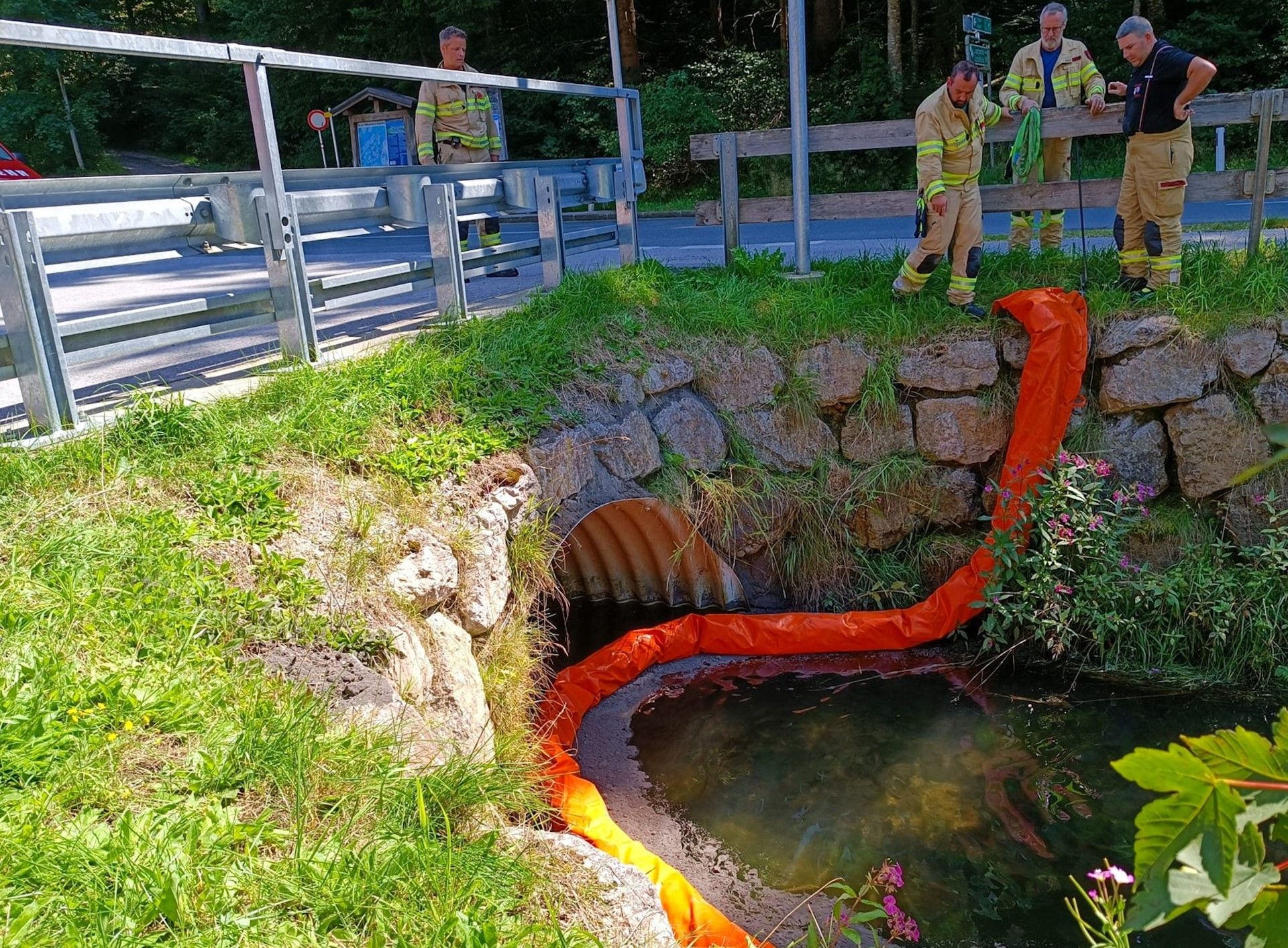 Die Freiwillige Feuerwehr Angerberg konnte den Diesel binden. Die Ursache für die Verunreinigung konnte geklärt werden.