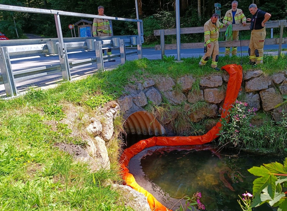 Die Freiwillige Feuerwehr Angerberg konnte den Diesel binden. Die Ursache für die Verunreinigung konnte geklärt werden.