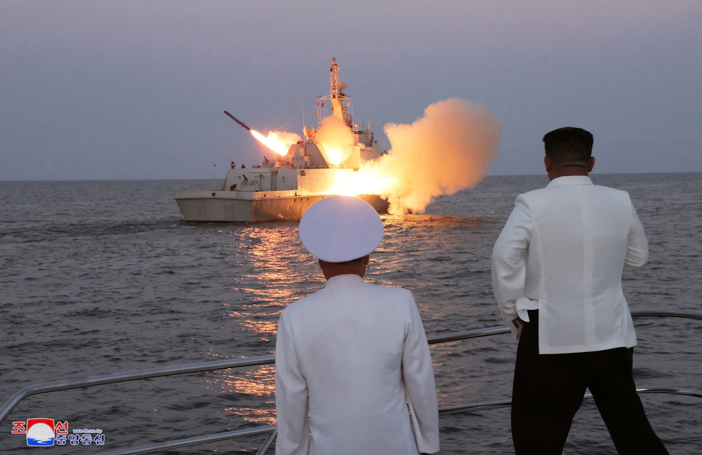 Der nordkoreanische Diktator Kim Jong-un beobachtet einen Abschuss eines Marschflugkörpers.