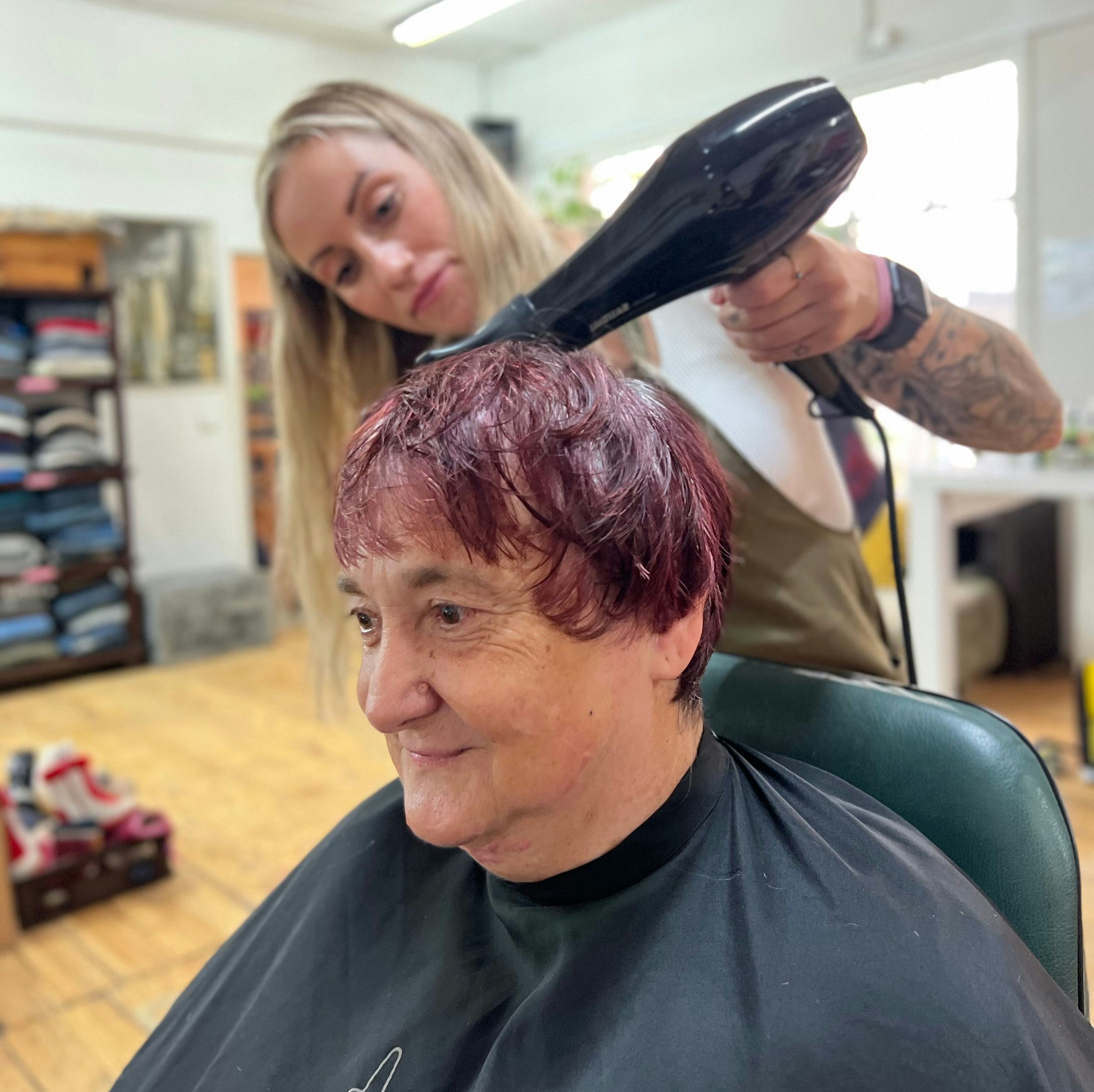 Auch ein Frisörbesuch ist für die Obdachlosen möglich. Die Frisöre arbeiten ehrenamtlich.
