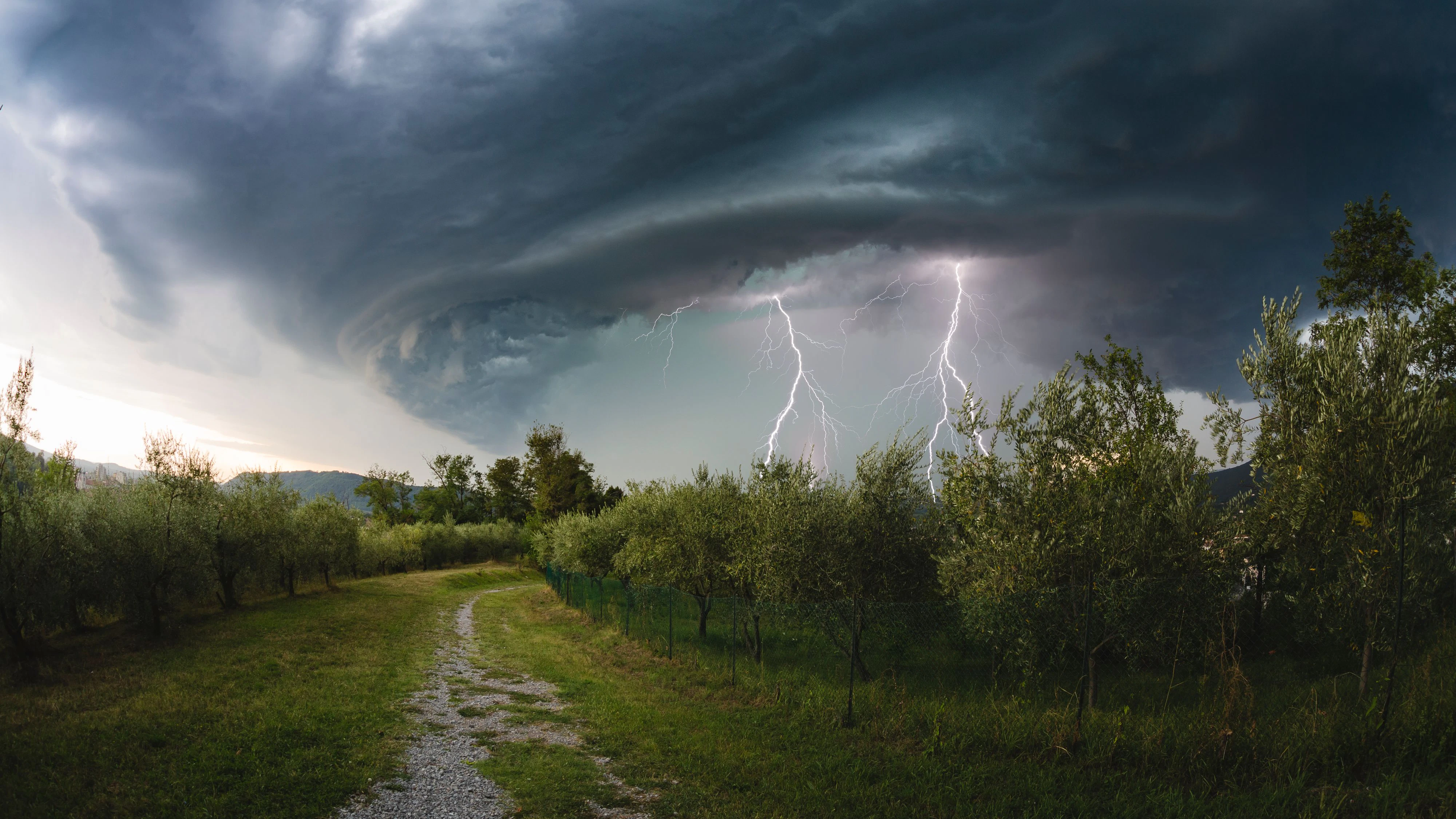 Heftige Unwetter werden diese Woche die Hitze in Österreich beenden.