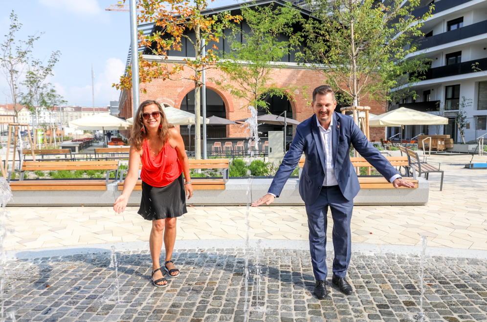 Planungsstadträtin Ulli Sima und Favoritens Bezirksvorsteher Markus Franz (beide SPÖ) machten sich ein Bild vom umgestalteten Elisabeth-Sundt-Platz.