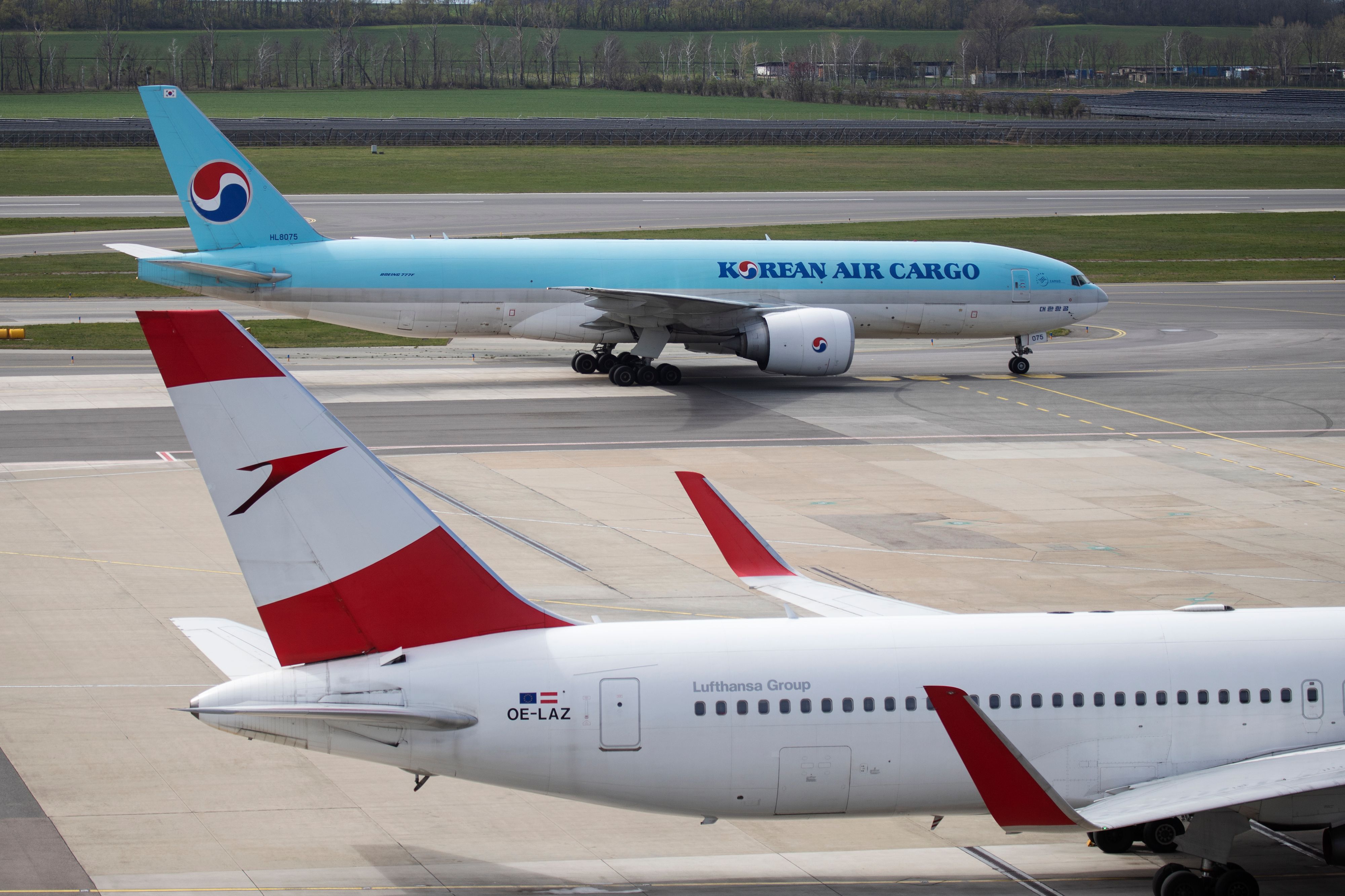 Download von www.picturedesk.com am 21.08.2023 (14:26).  AUSTRIA; SCHWECHAT; A Korean Air Cargo Boeing B-777-F and an Austrian Airlines (AUA, Lufthnasa Group) Boeing B-767-300 ER (OE-LAZ) at Vienna International Airport - Schwechat (VIE). /// AUSTRIA; SCHWECHAT; Eine Boeing B-777 - F der Korean Air Cargo und eine Boeing B-767-300 ER (OE-LAZ) der Austrian Airlines (AUA, Lufthnasa Group) am International Flughafen Wien - Schwechat (VIE). - 20230412_PD15783 - Rechteinfo: Rights Managed (RM)