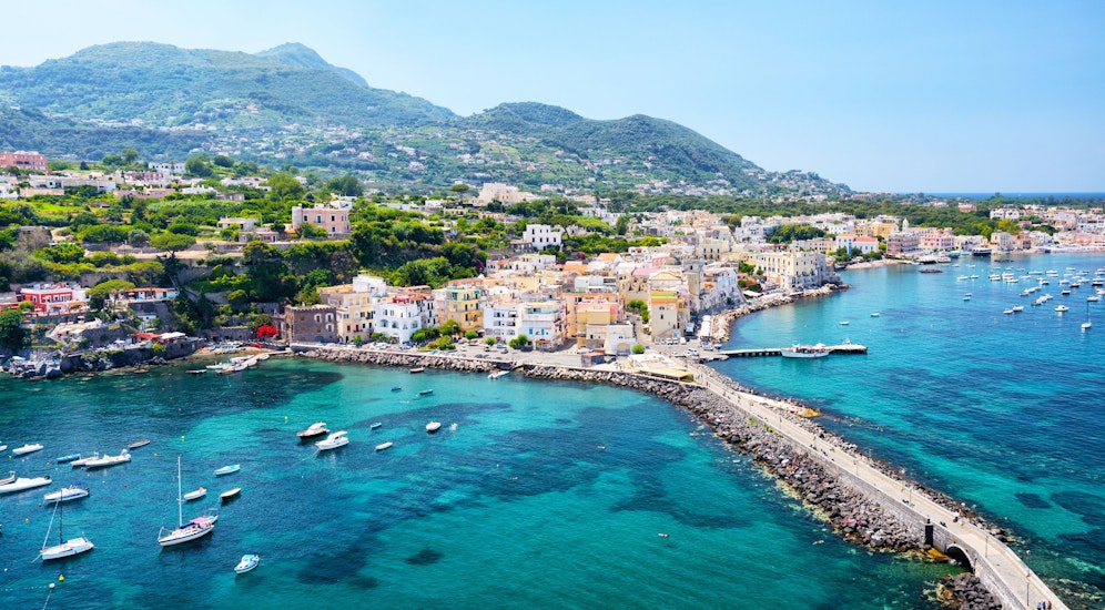 Ischia liegt im Golf von Neapel und ist mit seinen malerischen Gässchen, dem tiefblauen Meer sowie dem guten Klima ein beliebtes Ferienziel.