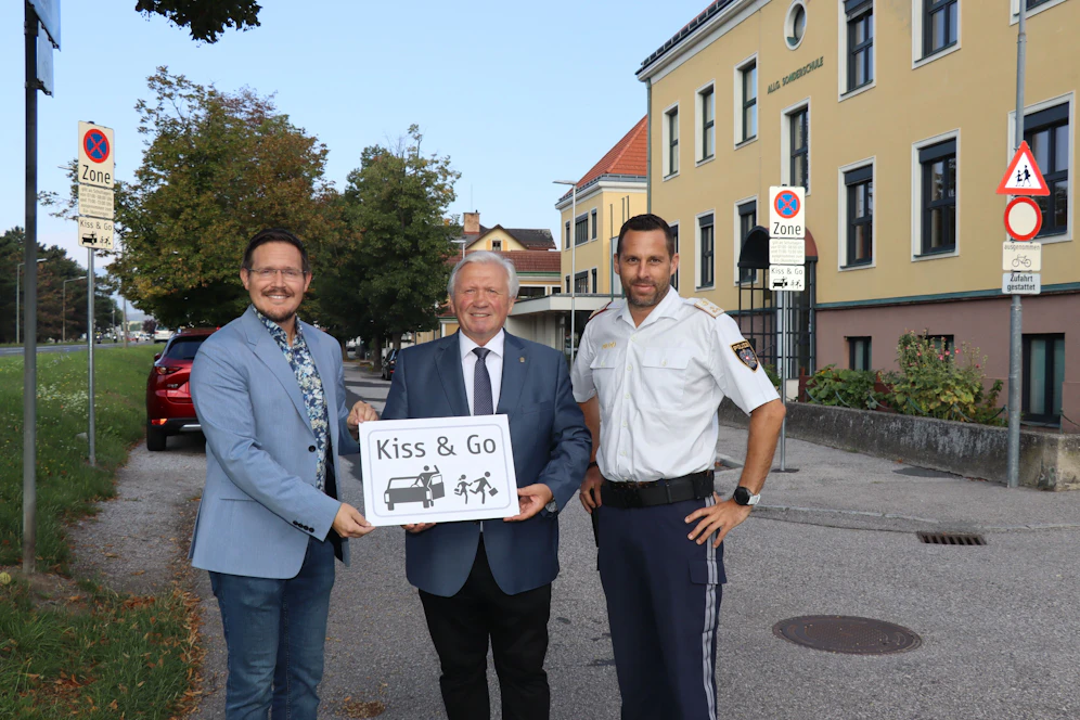 Vizebürgermeister Johann Gansterer, Bürgermeister Herbert Osterbauer und Stadtpolizei-Kommandant Klaus Degen vor der neuen Kiss & Go-Zone bei den Schulen am Steinfeld.