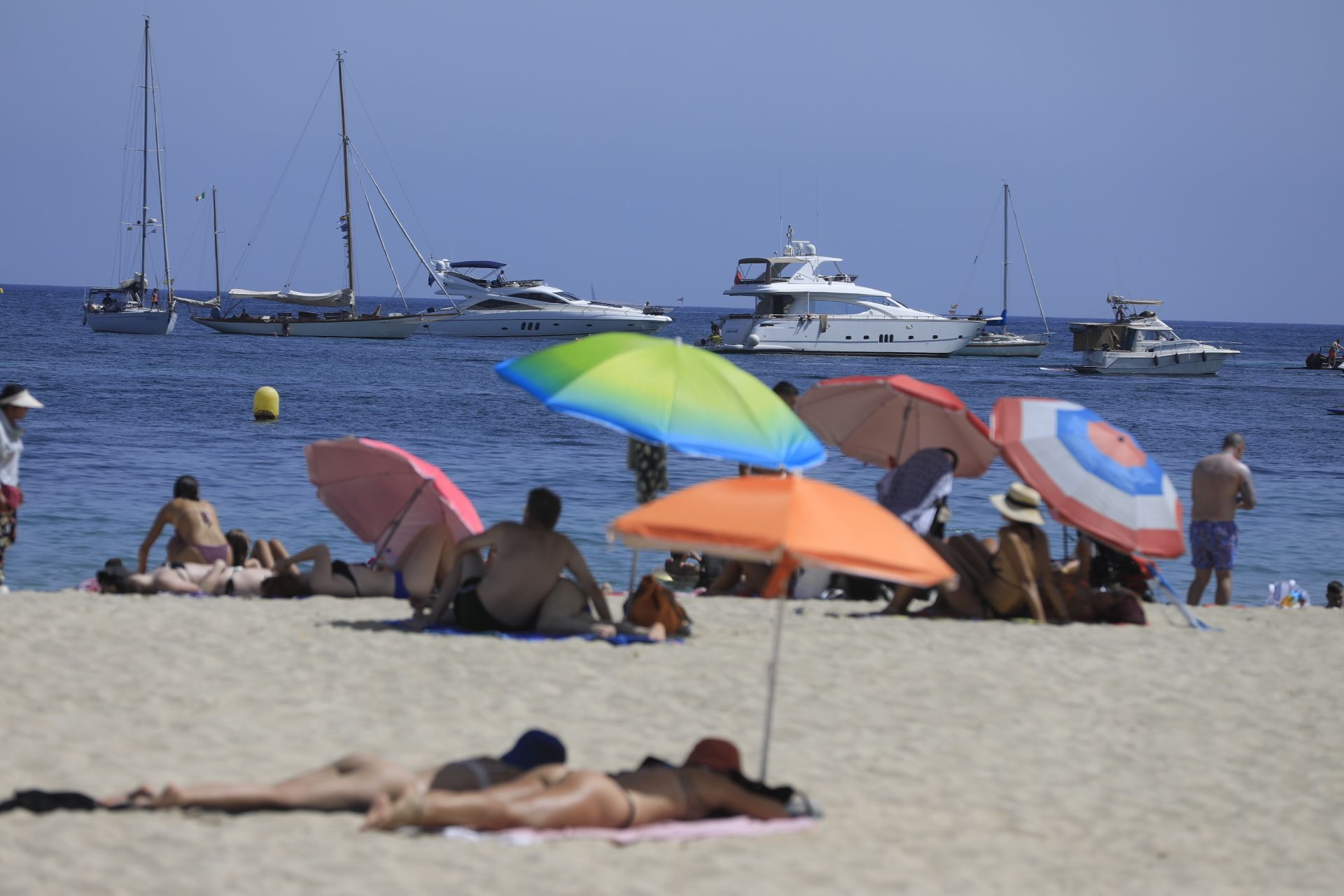 Download von www.picturedesk.com am 21.08.2023 (09:43).  17 August 2023, Spain, Mallorca: People enjoying the day on the beach in Magaluf. Police and the judiciary have to deal with an alleged gang rape on Mallorca. The accused are said to have met the victim at a party in the holidaymakers' stronghold of Magaluf, southwest of Palma. Photo: Clara Margais/dpa - 20230817_PD3538 - Rechteinfo: Rights Managed (RM)