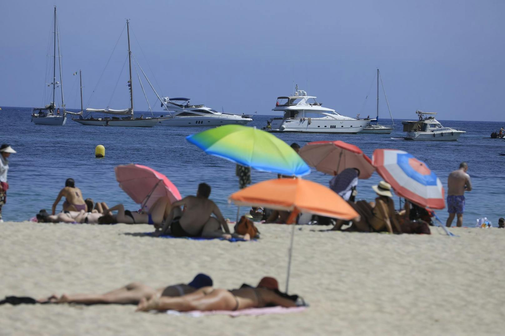 Hohes Touristen-Aufkommen auf Mallorca führte jetzt dazu, dass der Wasserverbrauch eingeschränkt wird. (Symbolbild)