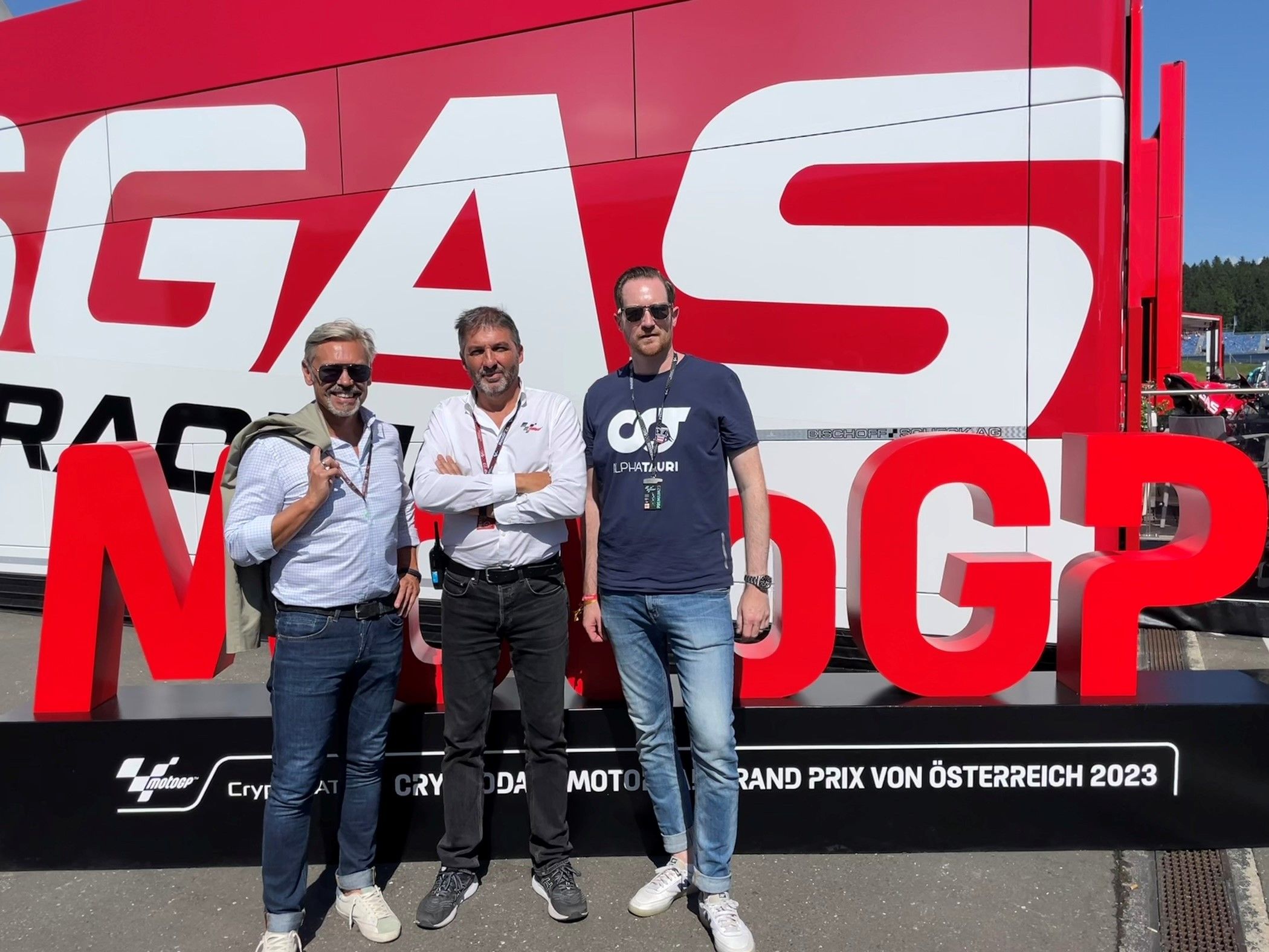 Übertragungsinnovation 5G Broadcast erfolgreich bei MotoGP am Red Bull Ring in Spielberg getestet (v.l.n.r.): Michael Wagenhofer, CEO ORS, Sergi Sendra, Head of Global Technology bei Dorna, David Morgenbesser, Commercial Director bei Servus TV.