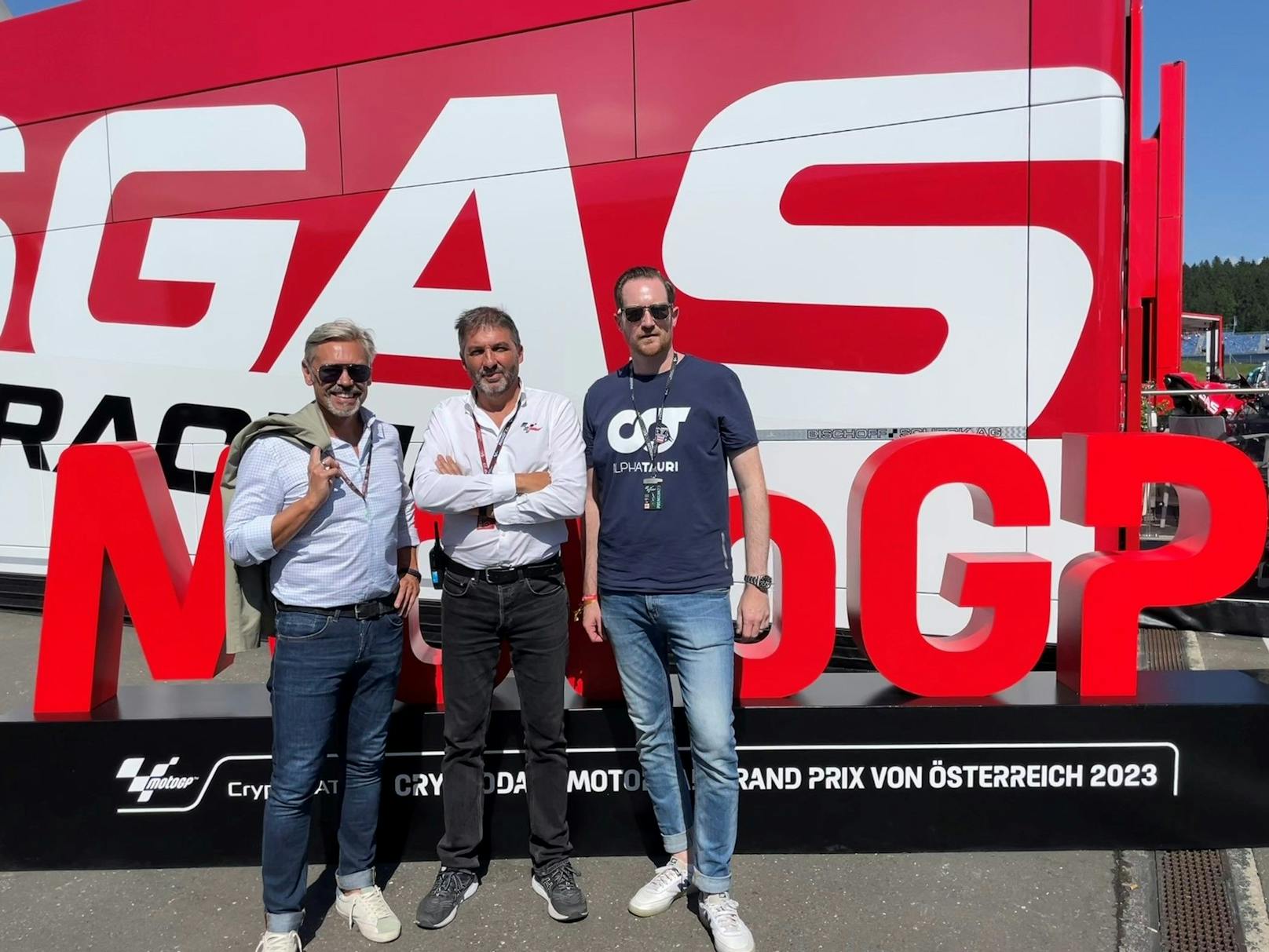 Übertragungsinnovation 5G Broadcast erfolgreich bei MotoGP am Red Bull Ring in Spielberg getestet (v.l.n.r.): Michael Wagenhofer, CEO ORS, Sergi Sendra, Head of Global Technology bei Dorna, David Morgenbesser, Commercial Director bei Servus TV.