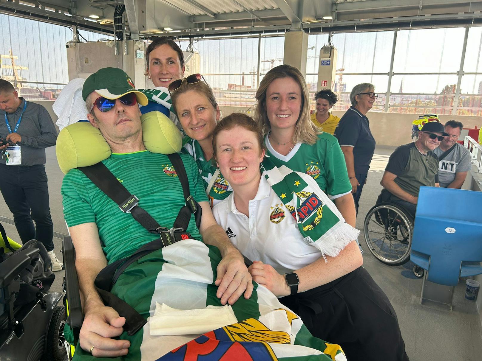 Der 50-Jährige mit Frau und Töchtern im Linzer Stadion