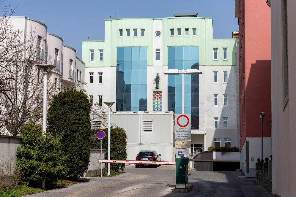 Der verletzte Motorradfahrer musste ins Krankenhaus Eisenstadt verbracht werden. 