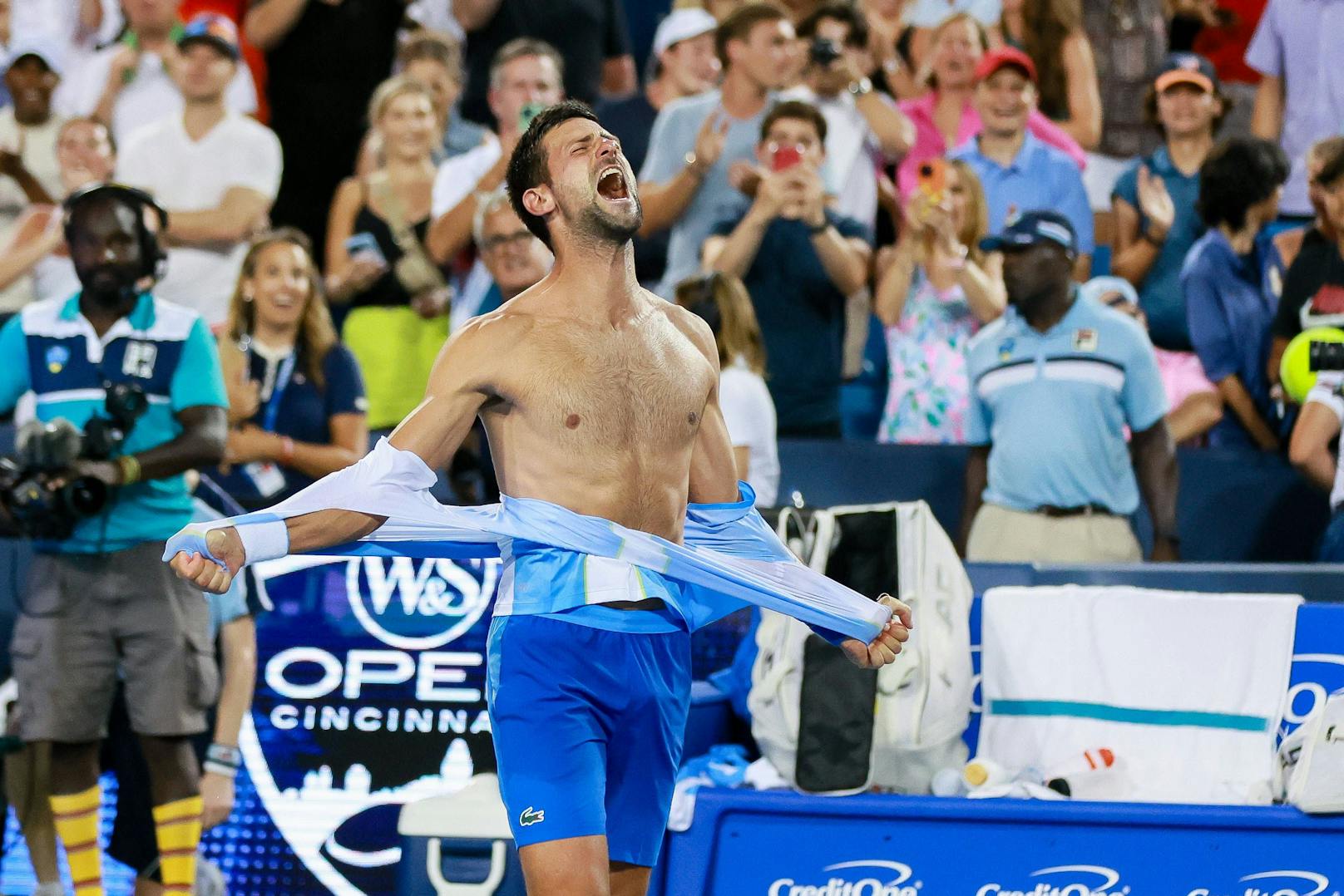 Djokovic zerreißt nach Titel sein Tennis-Shirt