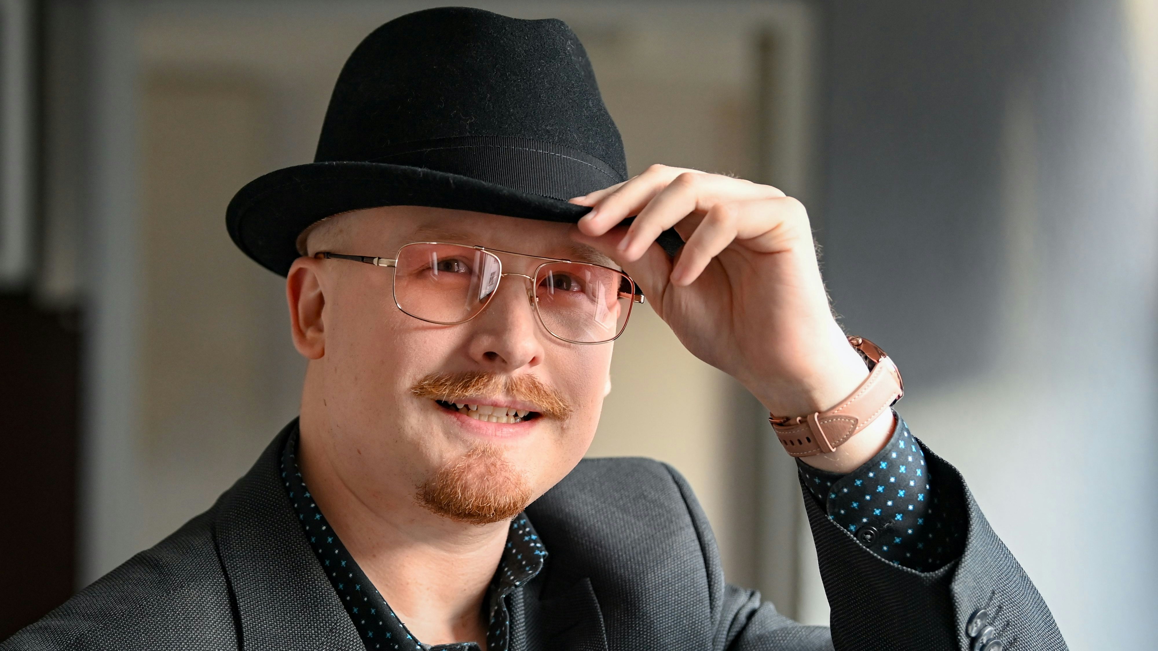 Download von www.picturedesk.com am 21.08.2023 (18:09).  18 October 2021, Berlin: The musician Art Garfunkel jr., son of Art Garfunkel senior, who became famous as the singer of the duo Simon & Garfunkel, stands on the occasion of the release of his album "Wie Du - Hommage an meinen Vater" in the Hansa-Studios. He interprets the world hits of his father with well-known singers and Art Garfunkel senior in German. Release date is 22.10.2021. Photo: Jens Kalaene/dpa-Zentralbild/ZB - 20211018_PD13967 - Rechteinfo: Rights Managed (RM)