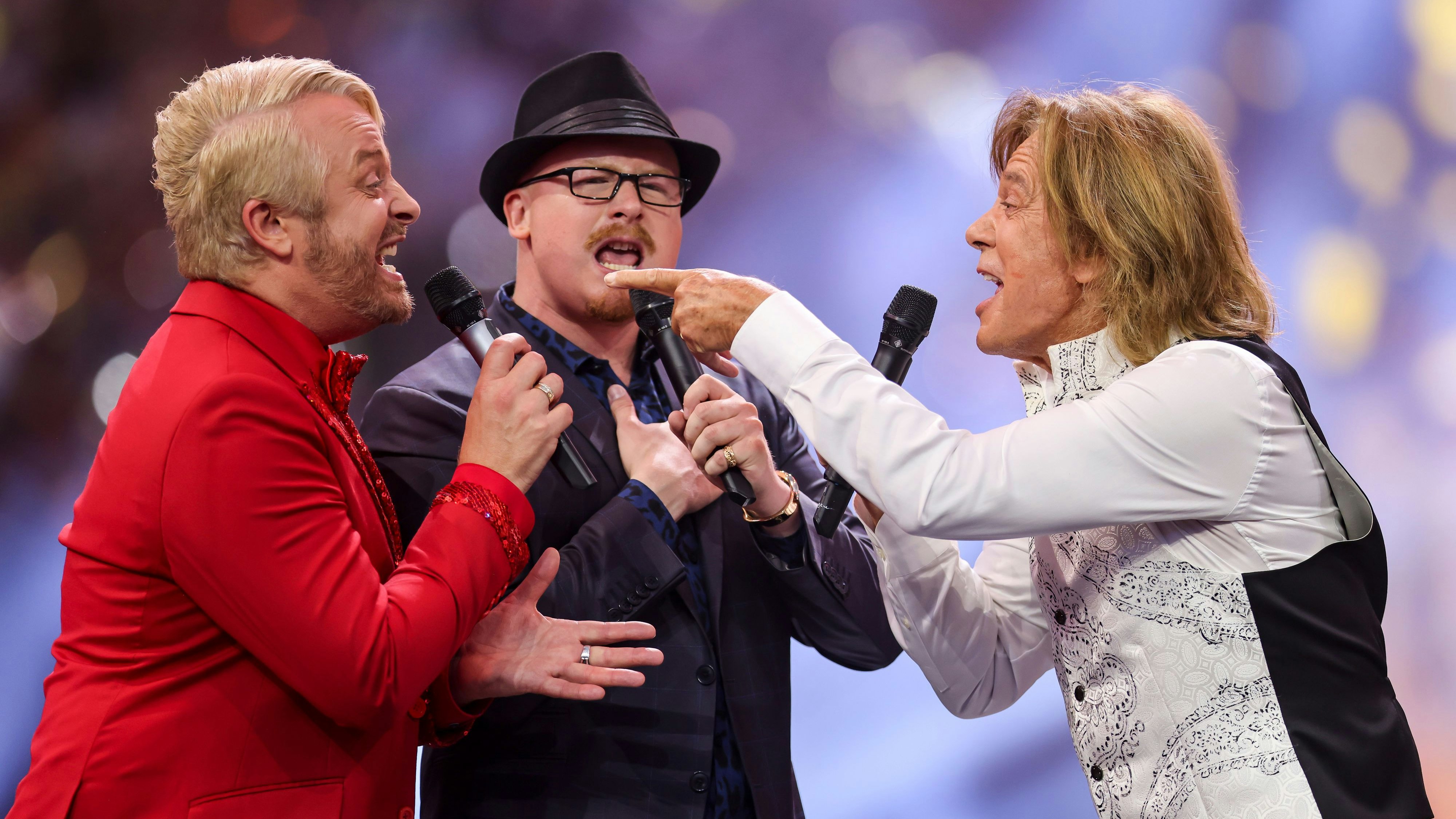 Art mit Schlager-Kollegen Jürgen Drews (r) und Ross Antony (l) bei der ORF-Show "Das große Schlagercomeback 2022".